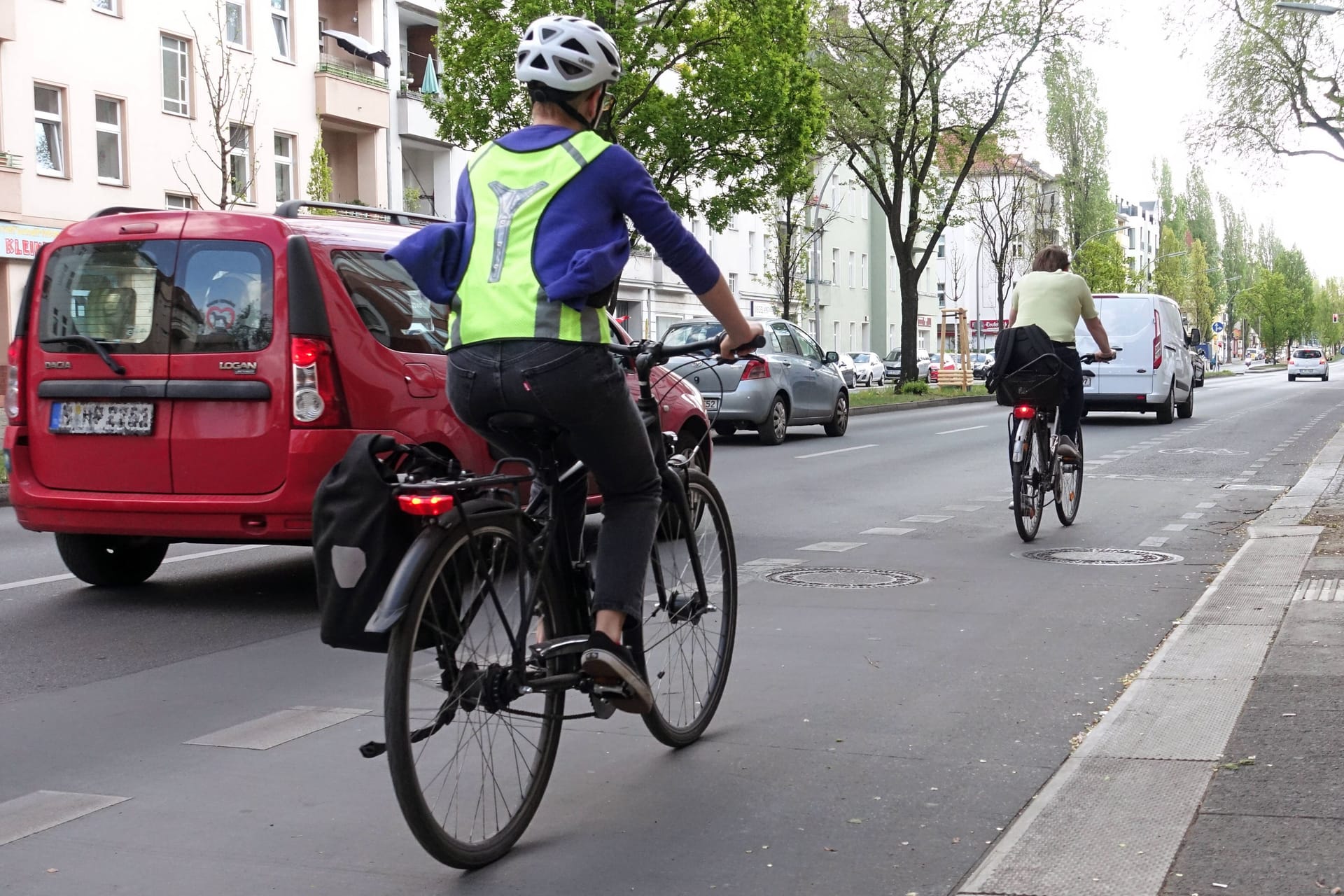 Billig gekauft, teuer bezahlt: Mangelhafte Warnwesten können fatale Folgen haben.