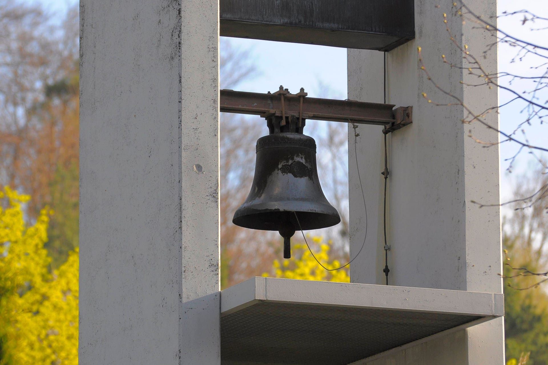 Friedhofsglocke (Symbolbild): Mitarbeiter des Grünflächenamts bemerkten das Fehlen der Glocke.