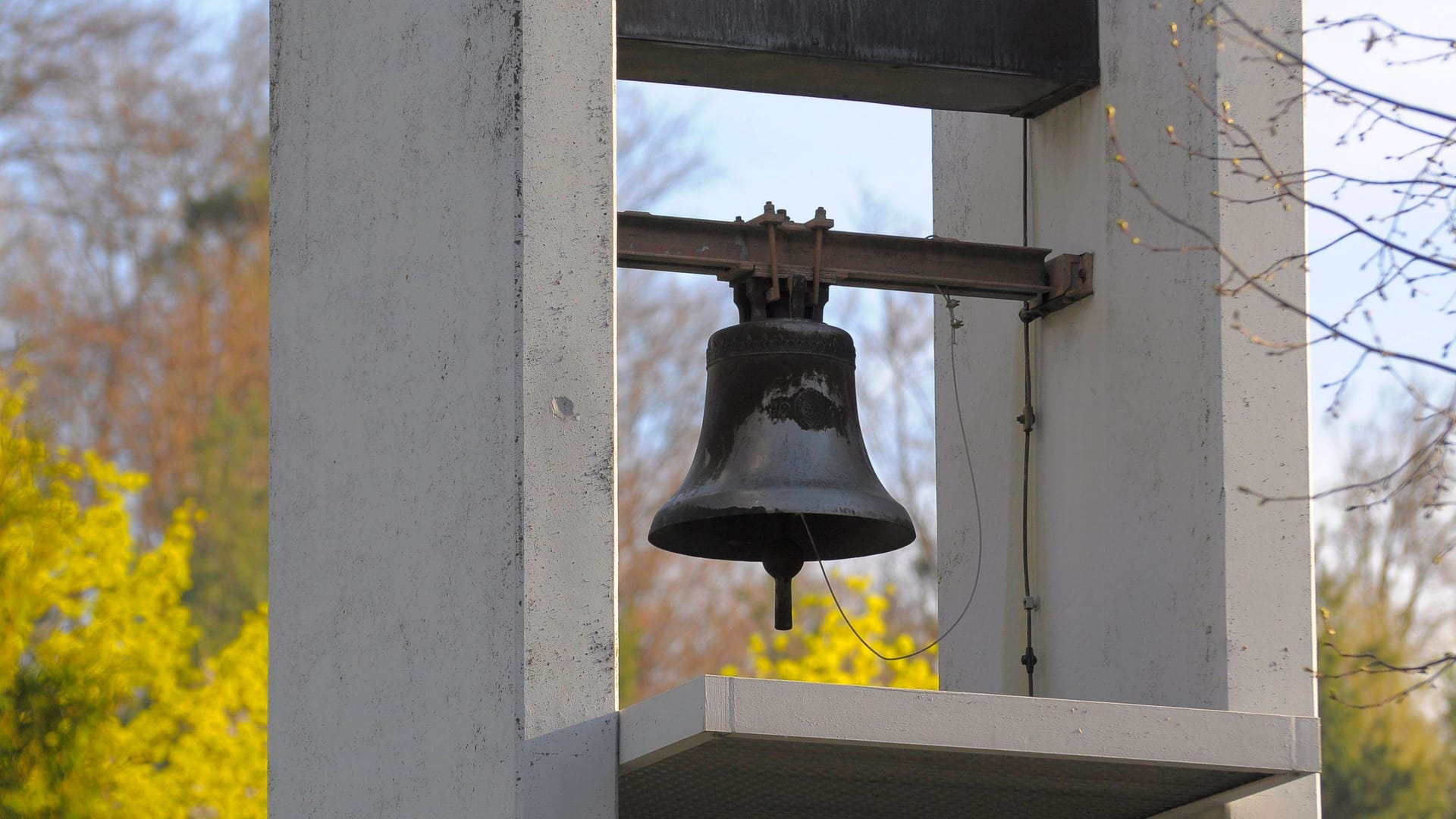 Friedhofsglocke (Symbolbild): Mitarbeiter des Grünflächenamts bemerkten das Fehlen der Glocke.