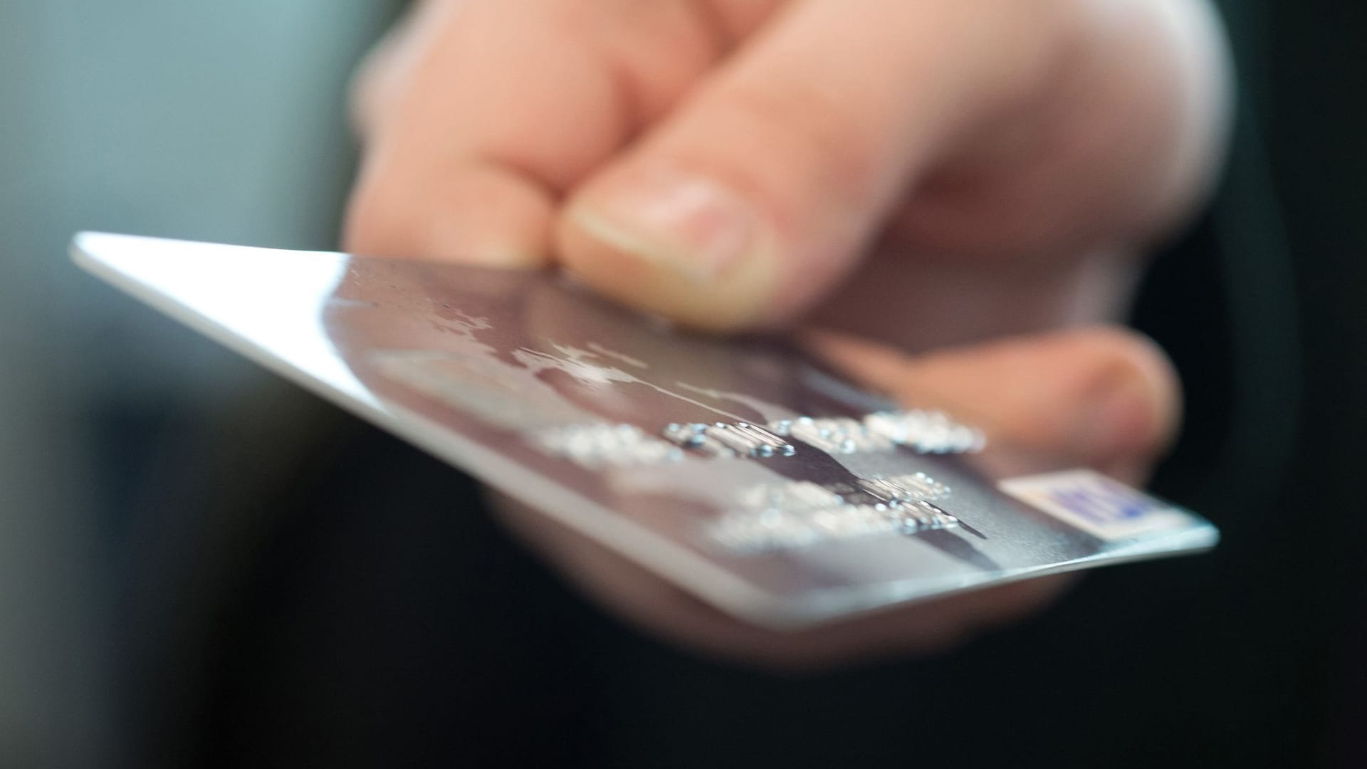 Frau hält eine Kreditkarte in der Hand