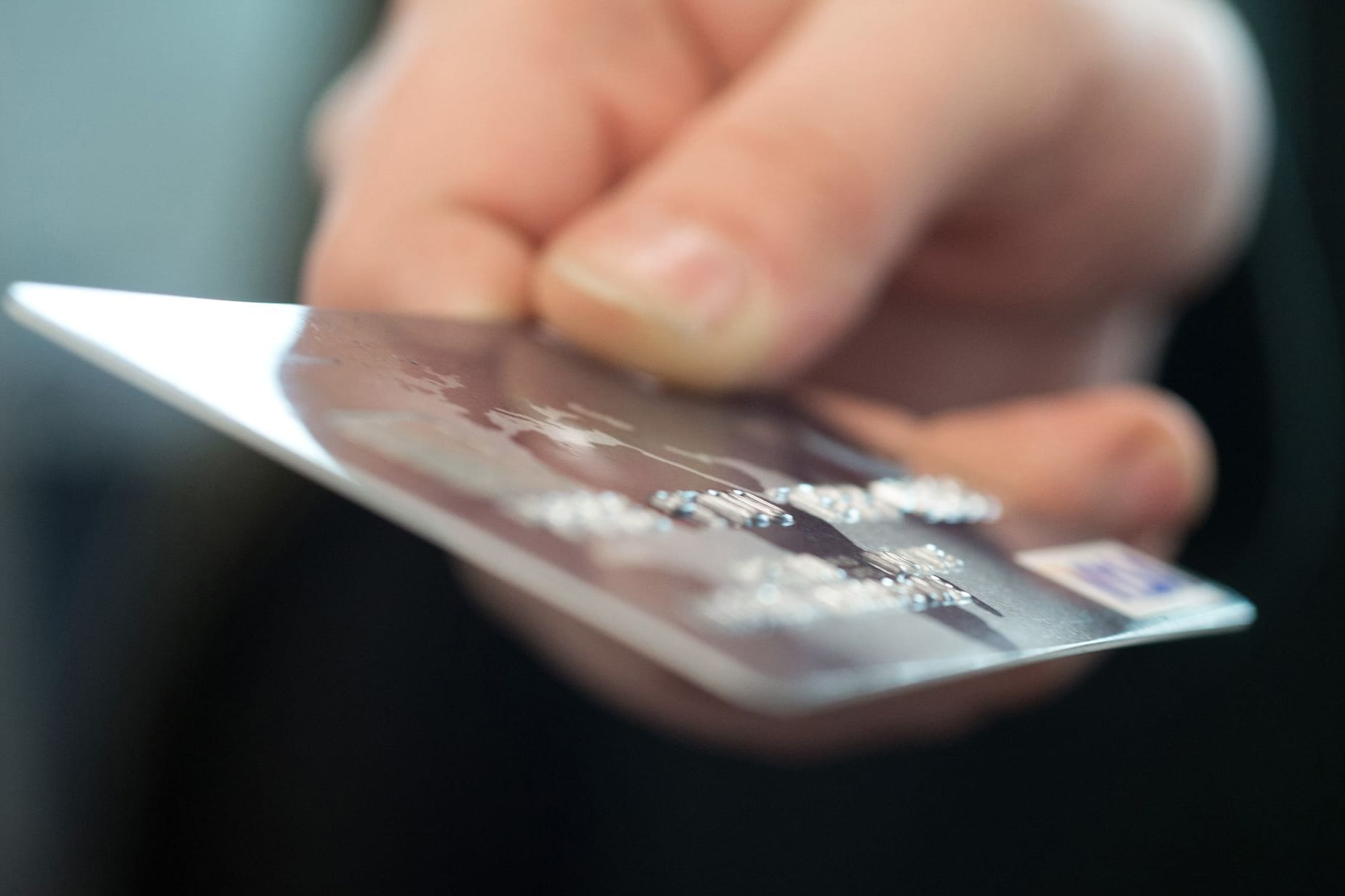 Frau hält eine Kreditkarte in der Hand