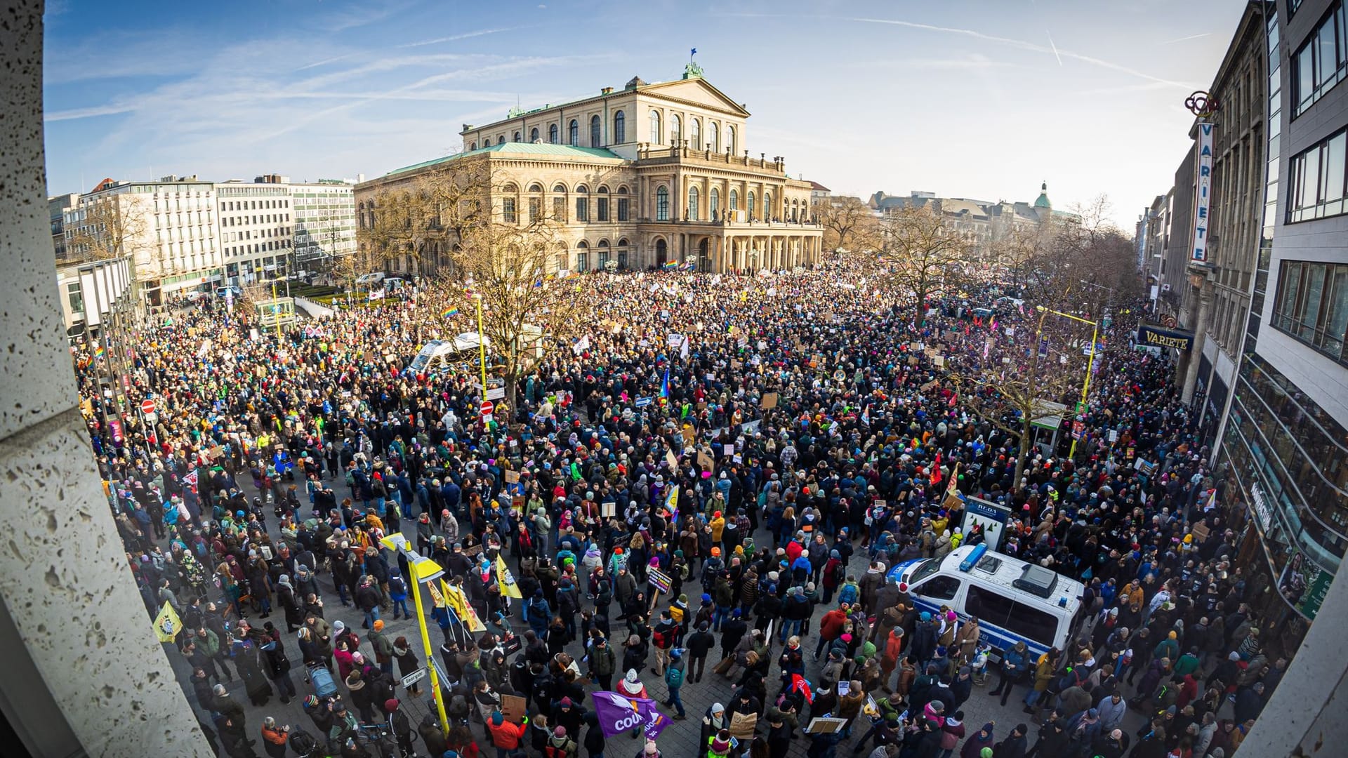 Tausende Menschen nehmen auf dem Opernplatz an der Demonstration Rechtsruck stoppen! Demokratie wählen!" teil.