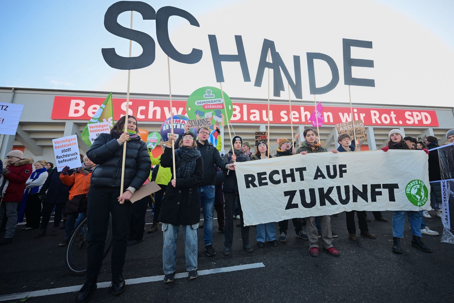 Demonstrationen zum 37. Bundesparteitag der CDU