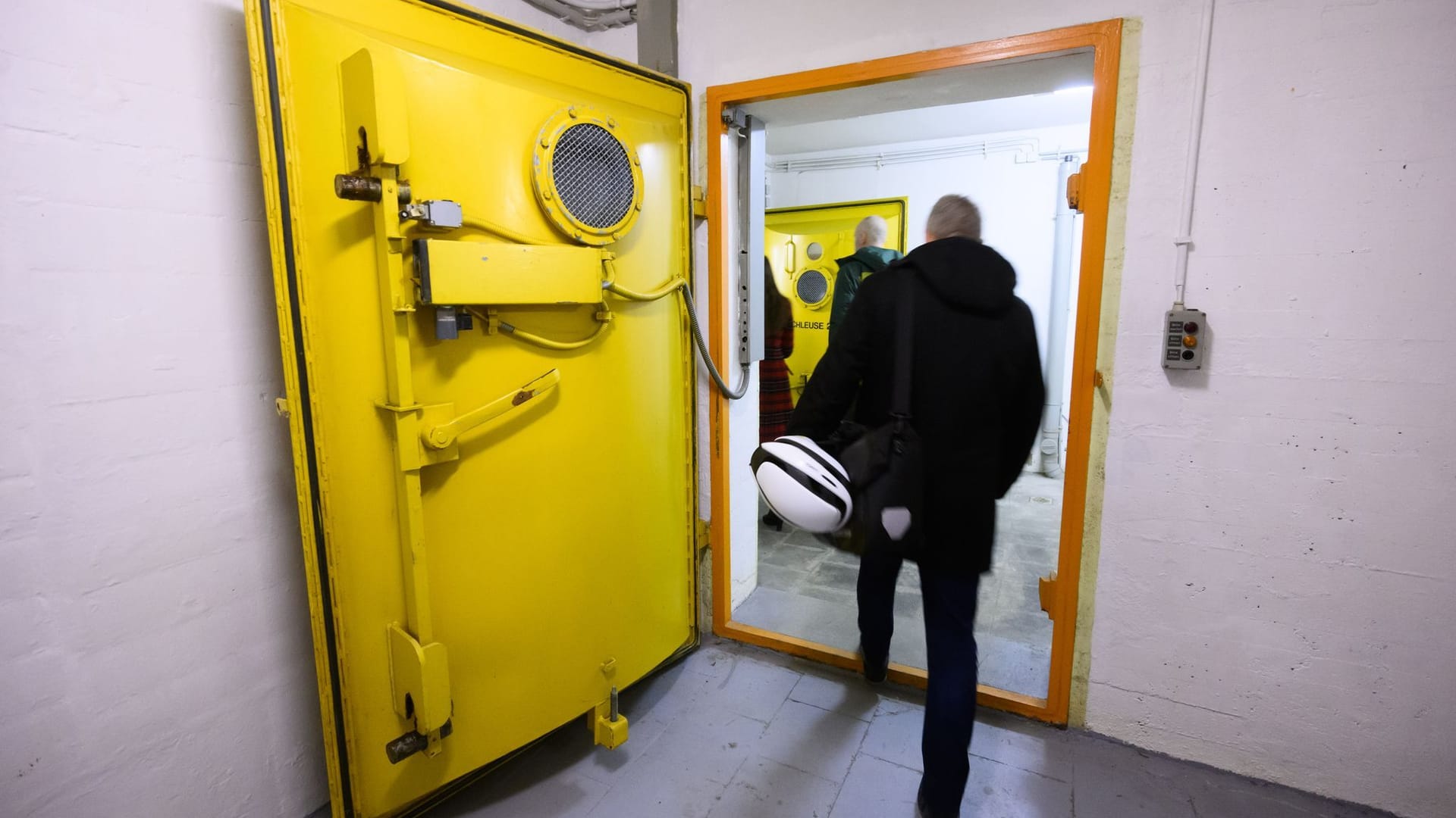 Besucher betreten einen ehemaligen Luftschutzbunker unter dem Hauptbahnhof: Der Bunker soll zu einer Fahrradgarage umgebaut werden.