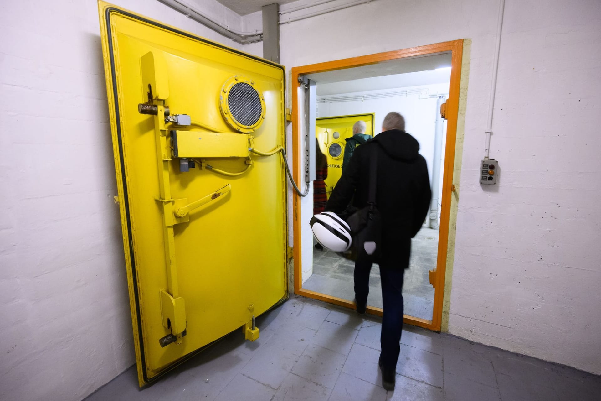 Besucher betreten einen ehemaligen Luftschutzbunker unter dem Hauptbahnhof: Der Bunker soll zu einer Fahrradgarage umgebaut werden.