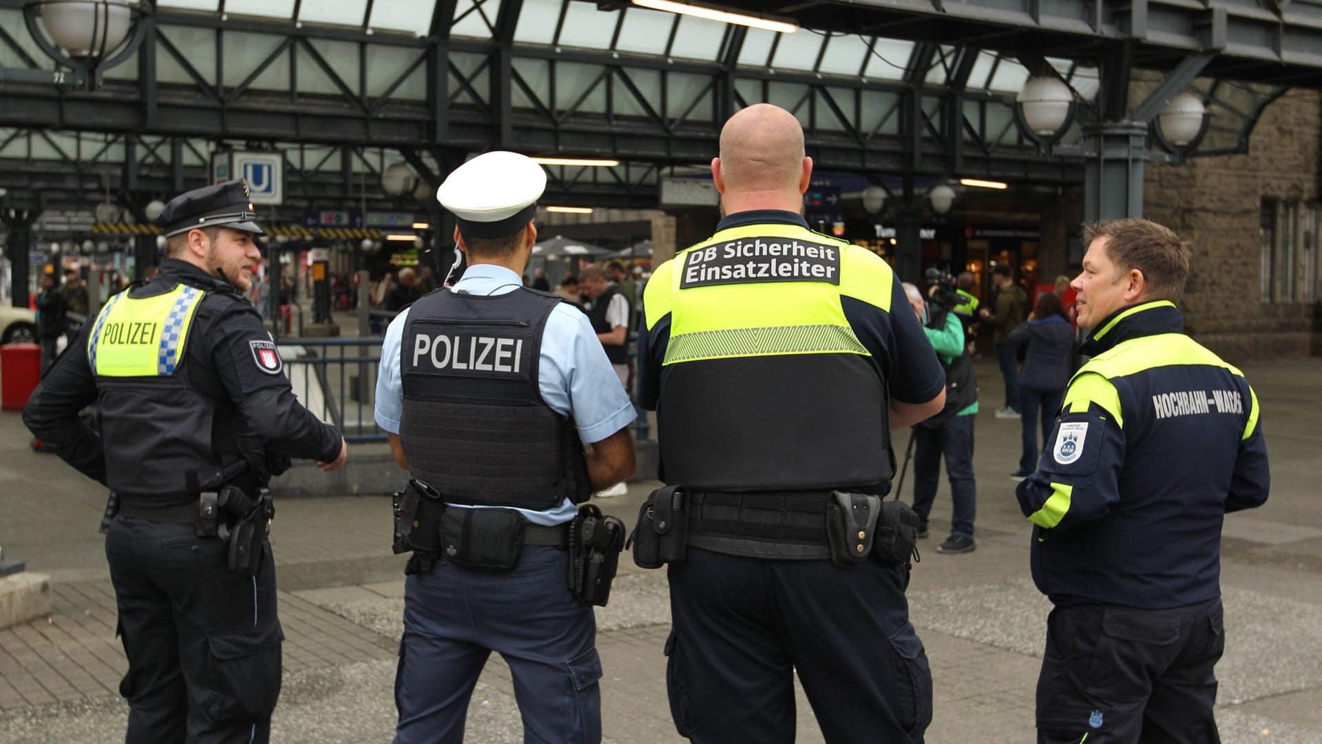 Einsatzkräfte von Polizei, DB Sicherheit sowie der Hochbahnwache vor dem Hauptbahnhof in Hamburg: Bei zwei Delikten gibt es besorgniserregende Entwicklungen.