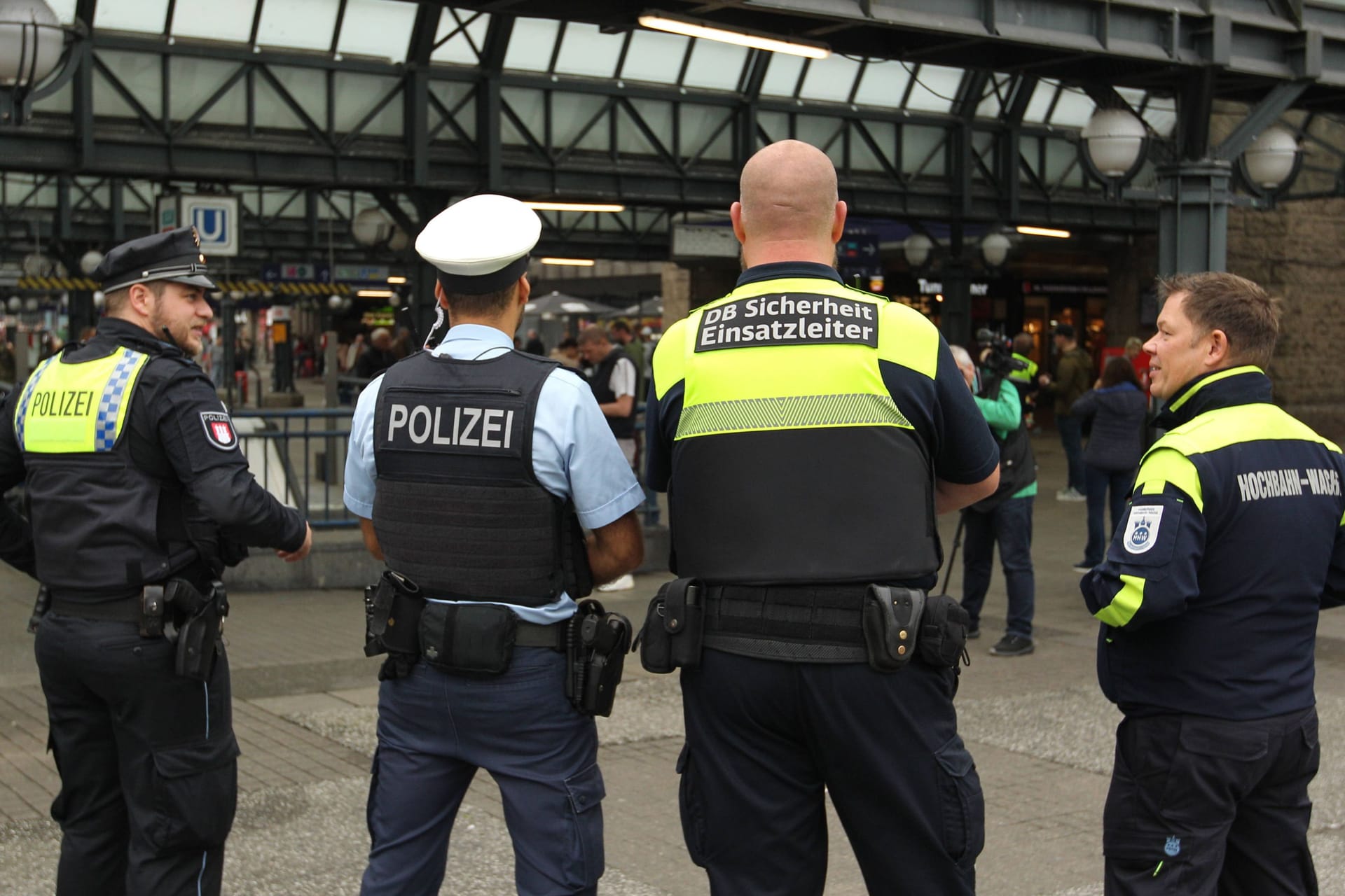 Einsatzkräfte von Polizei, DB Sicherheit sowie der Hochbahnwache vor dem Hauptbahnhof in Hamburg: Bei zwei Delikten gibt es besorgniserregende Entwicklungen.