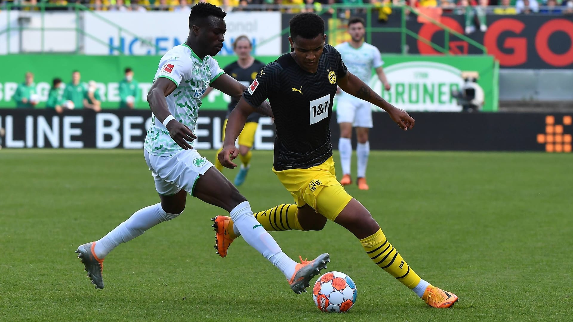 Dickson Abiama (l.) im Zweikampf mit Manuel Akanji von Borussia Dortmund (Archivbild): In der Bundesliga bestritt er insgesamt 24 Partien.