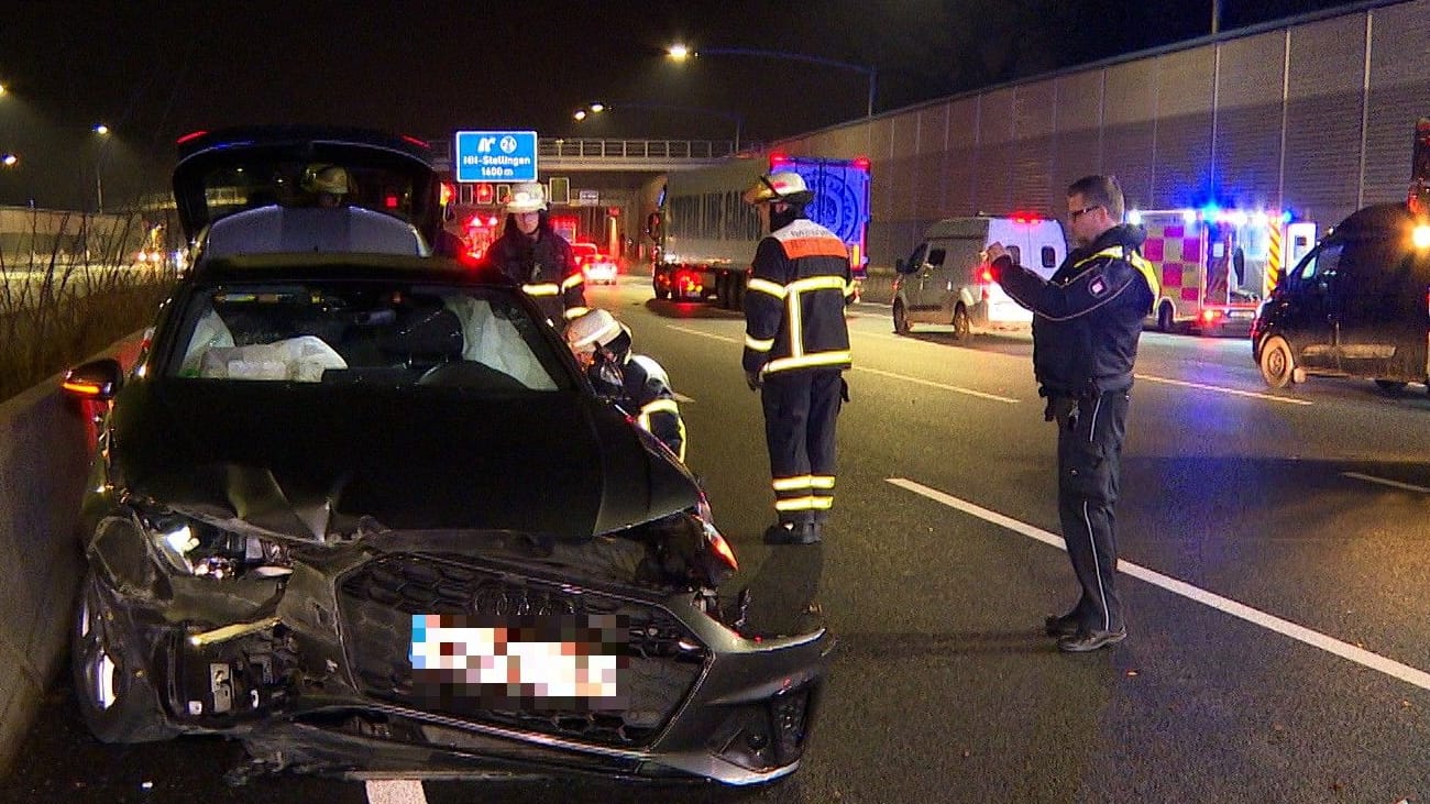 Auf der A7 kam es zu einem schweren Unfall zwischen einem Auto und einem Lkw.