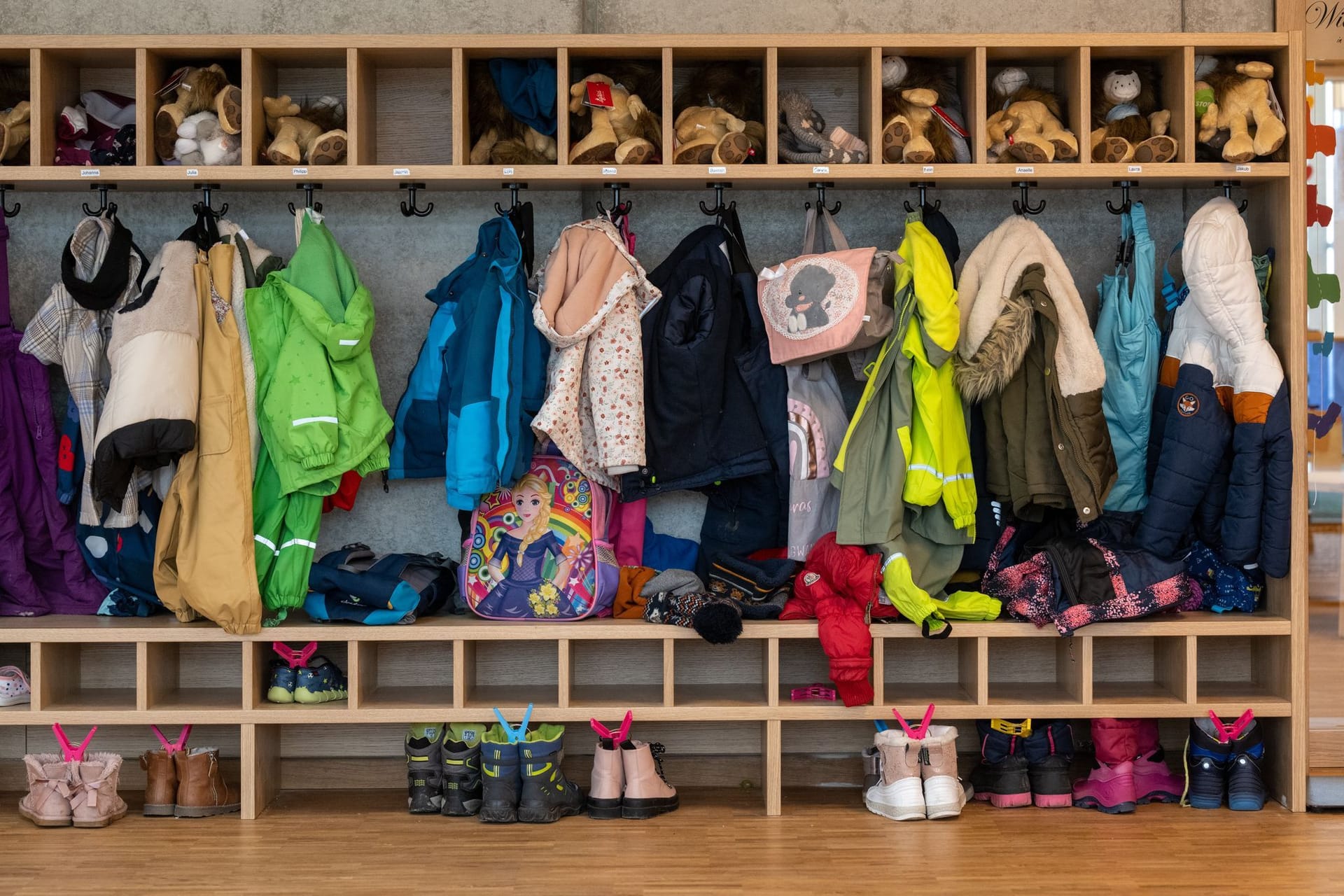 Eine Garderobe in einer Kita (Symbolbild): Maschseekinder-Kitas werden übernommen.