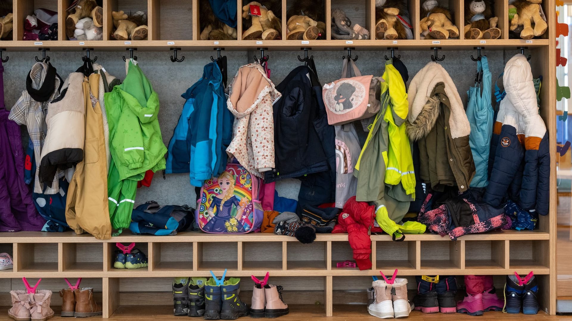 Eine Garderobe in einer Kita (Symbolbild): Maschseekinder-Kitas werden übernommen.