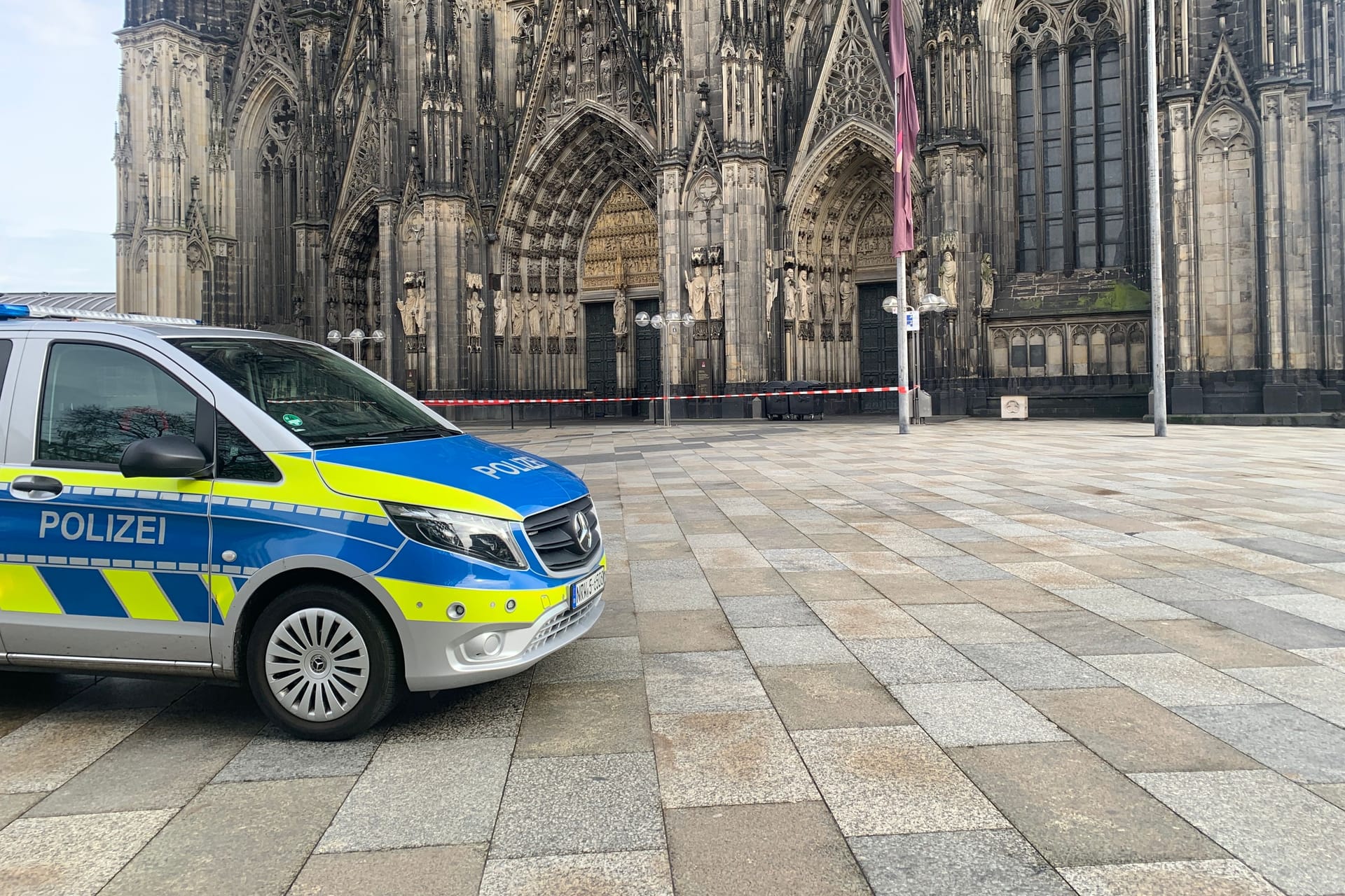 Polizei vor dem Kölner Dom: Wegen eines Kofferfunds war die Domplatte abgesperrt.