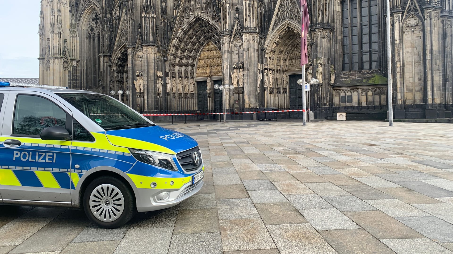 Polizei vor dem Kölner Dom: Wegen eines Kofferfunds war die Domplatte abgesperrt.