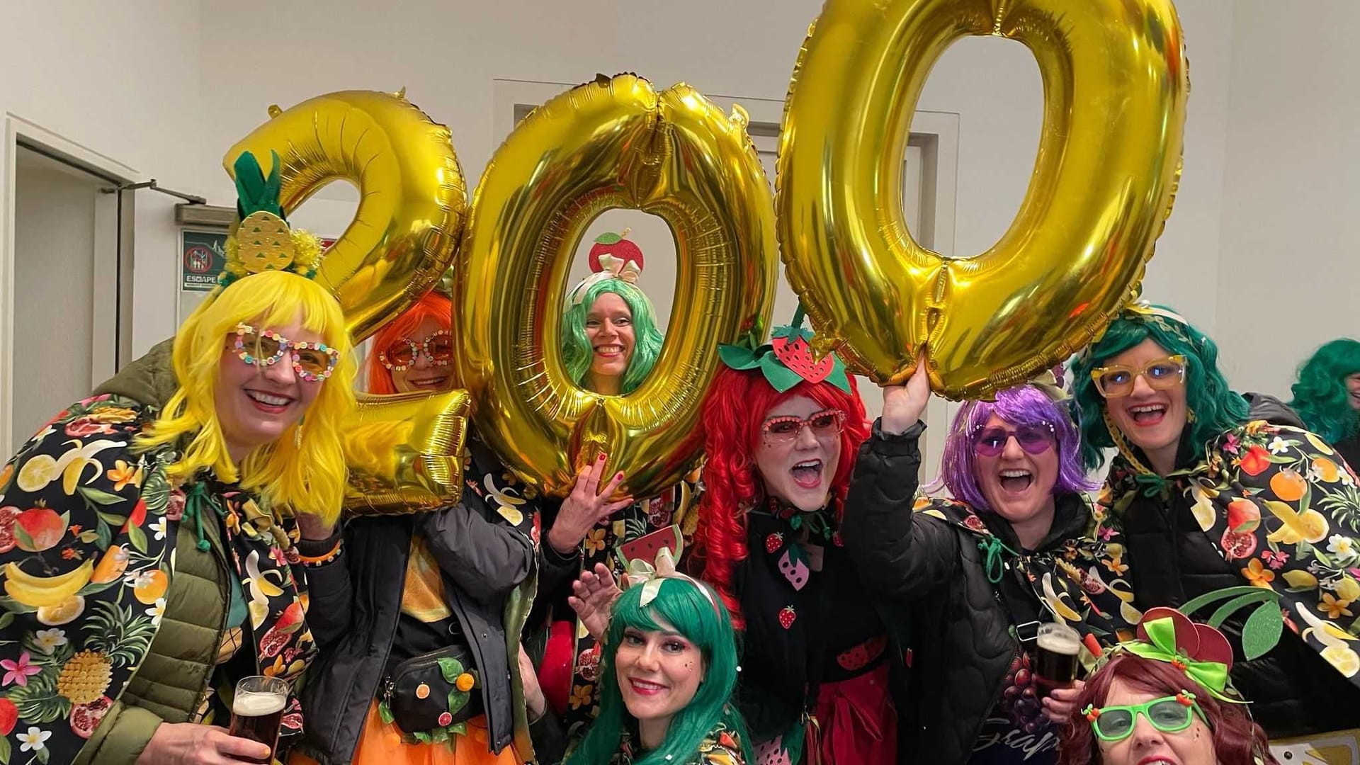 Sturm aufs Rathaus: Die Jecken haben Luftballons zum 200-jährigen Jubiläum des Düsseldorfer Karnevals mitgebracht.