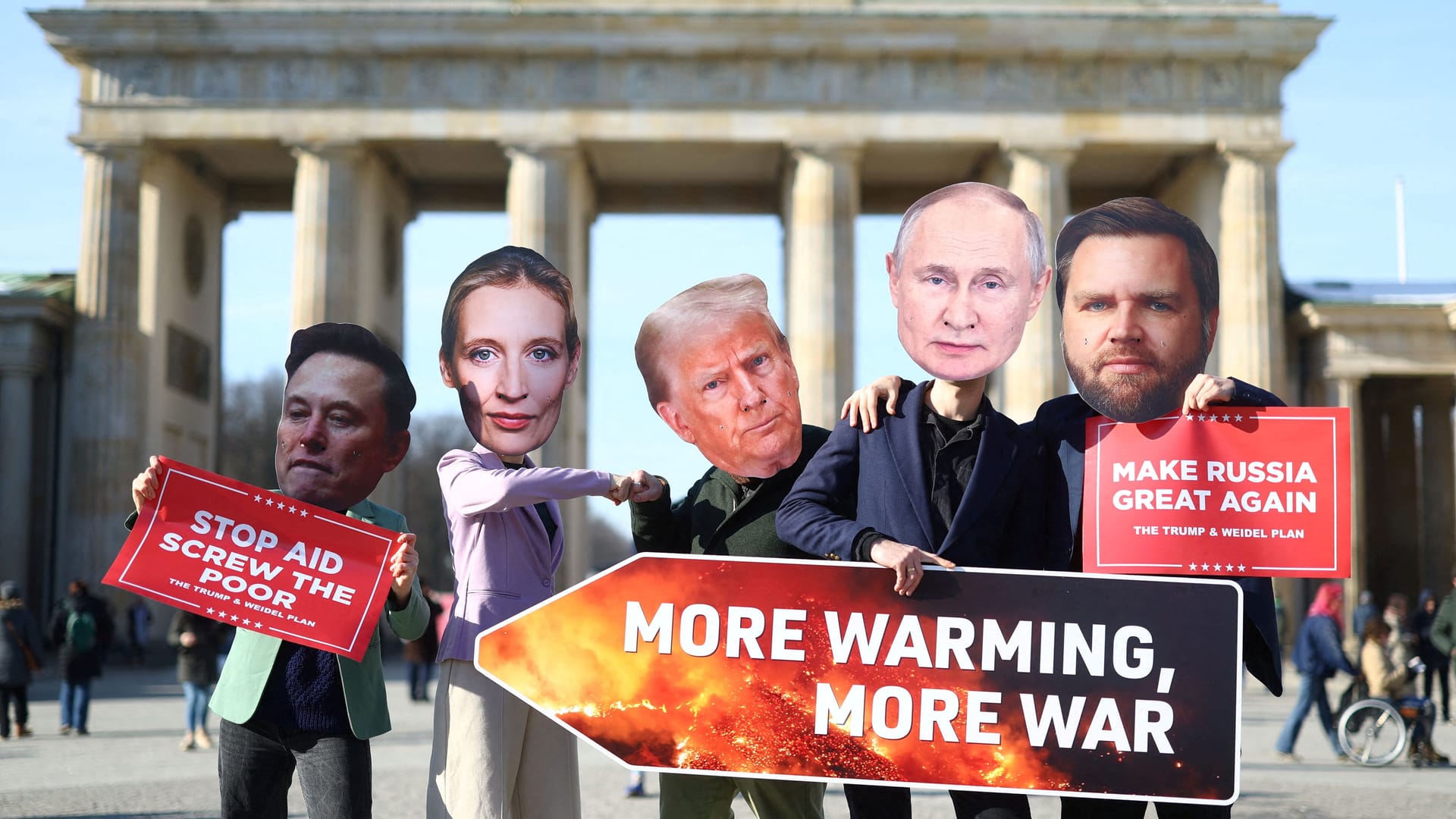 Protest in Berlin gegen Elon Musk (von links), AfD-Kandidatin Alice Weidel, US-Präsident Donald Trump, den russischen Präsidenten Wladimir Putin und US-Vizepräsidenten J. D. Vance.