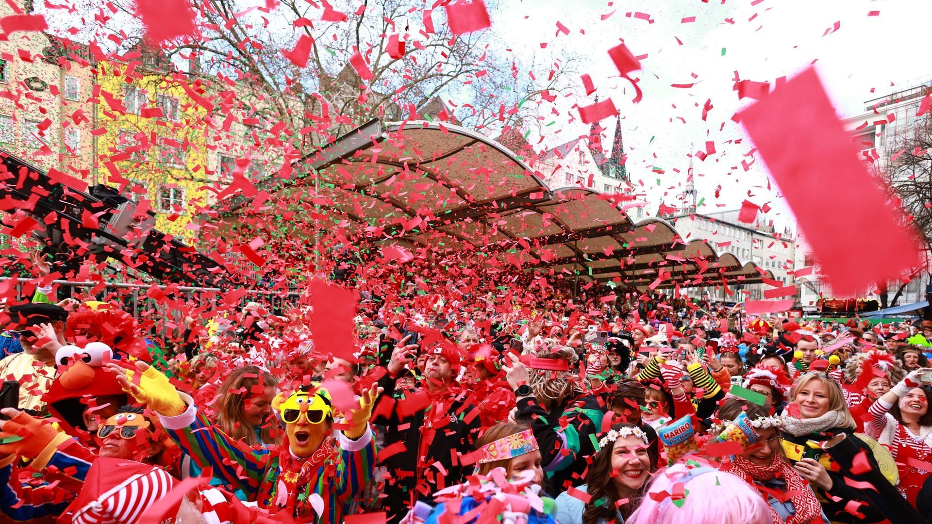 Weiberfastnacht im Rheinland - Beginn des Straßenkarnevals