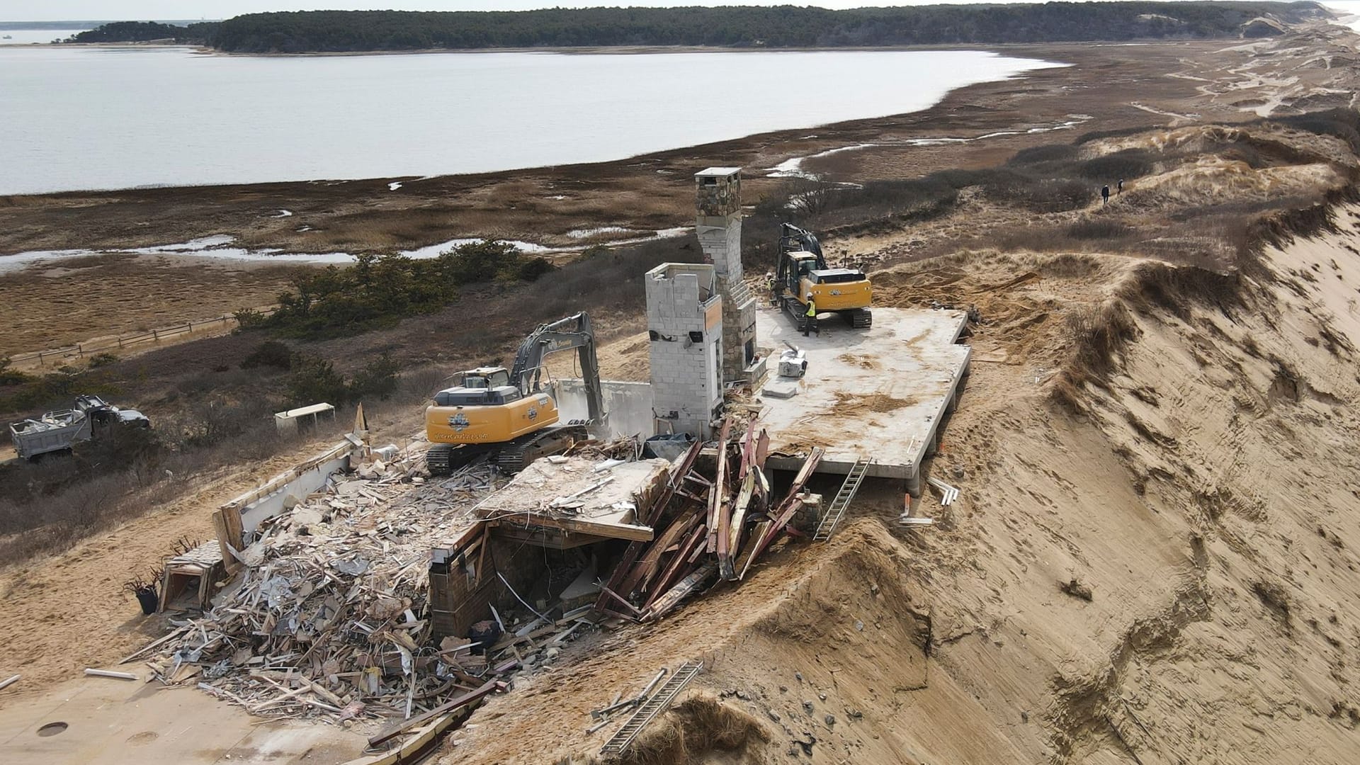 Bagger reißen das Haus ab.