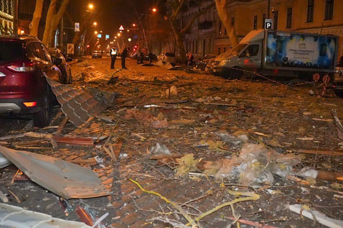 Auf diesem vom ukrainischen Notdienst zur Verfügung gestellten Foto bedecken Trümmer die Straße im historischen Zentrum der Stadt nach einem russischen Raketenangriff.