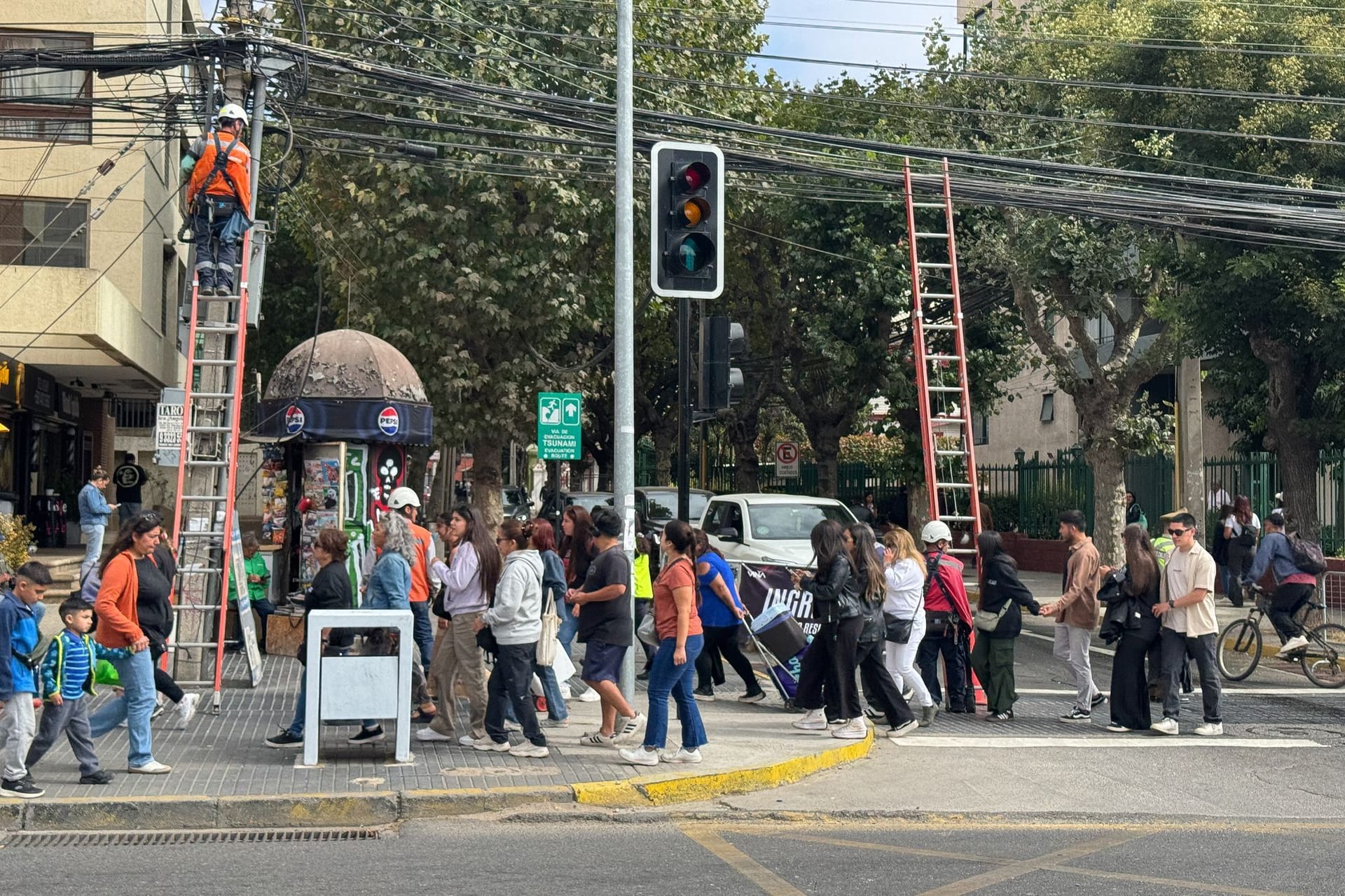 Viña del Mar: Arbeiter sind während eines massiven Stromausfalls im Einsatz.