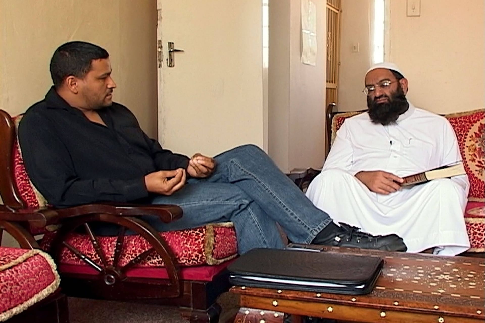 Imam Muhsin Hendricks (links) mit Mufti AK Hoosen (Archivbild): Die Aufnahme stammt aus dem Dokumentarfilm "A Jihad for Love".