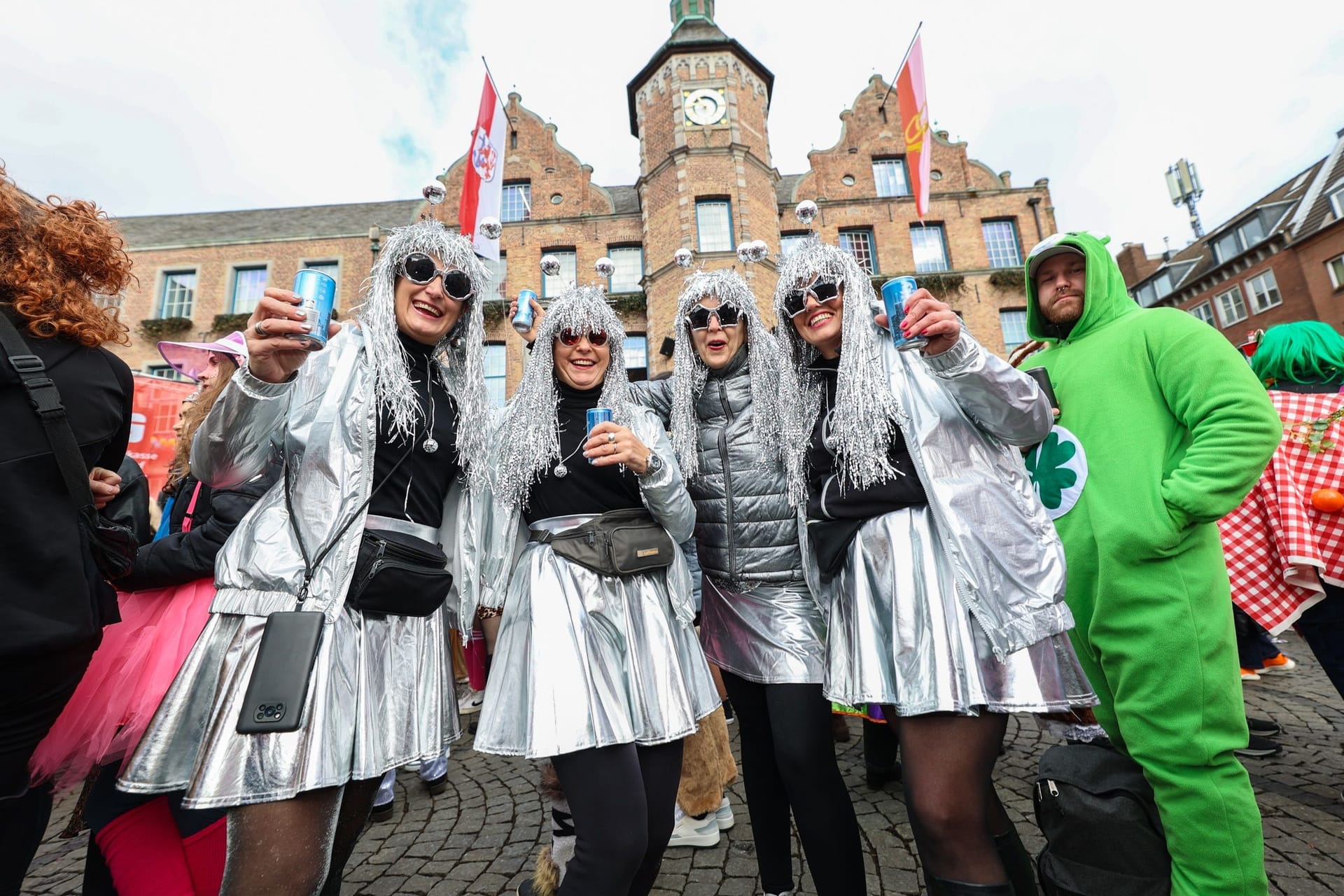 Auch viele Gruppen waren an Altweiberfastnacht zum Rathaus gekommen, um zu feiern,