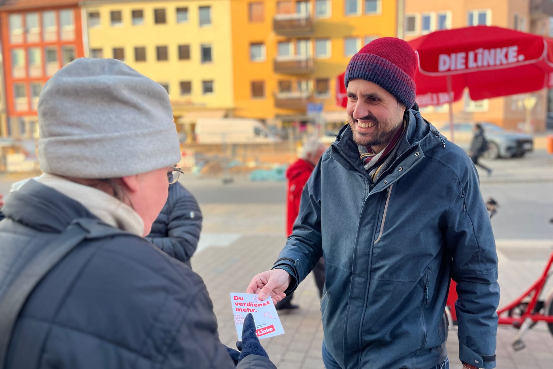 Titus Schüller beim Wahlkampf in Nürnberg: Er will für die Linke in den Bundestag.