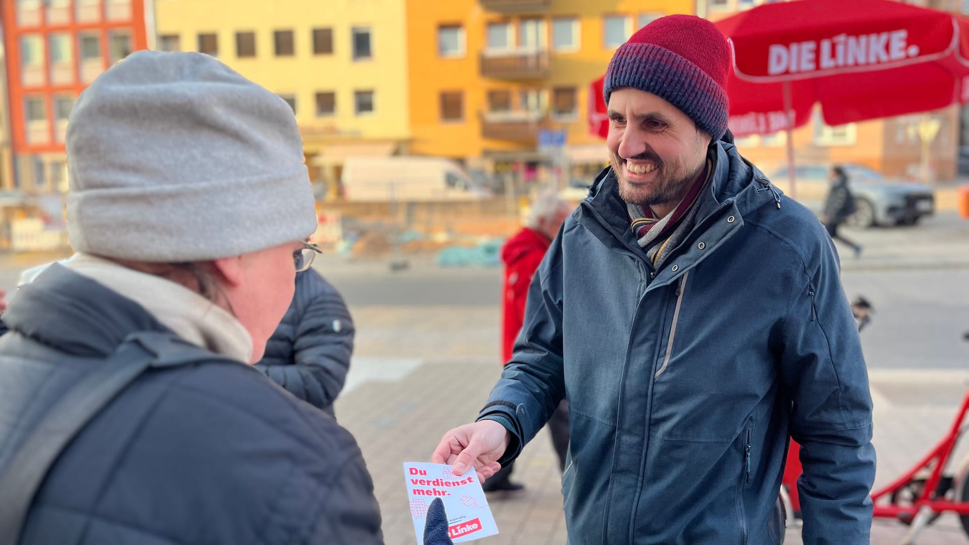 Titus Schüller beim Wahlkampf in Nürnberg: Er will für die Linke in den Bundestag.