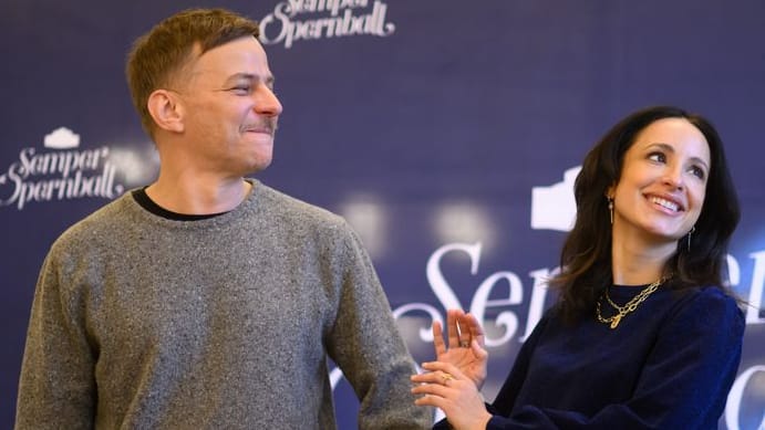 Die Moderatoren Stephanie Stumph (r) und Tom Wlaschiha stehen im Rahmen eines Pressetermins zum Semperopernball in der Oper. Der Semperopernball findet am 7. Februar 2025 statt.