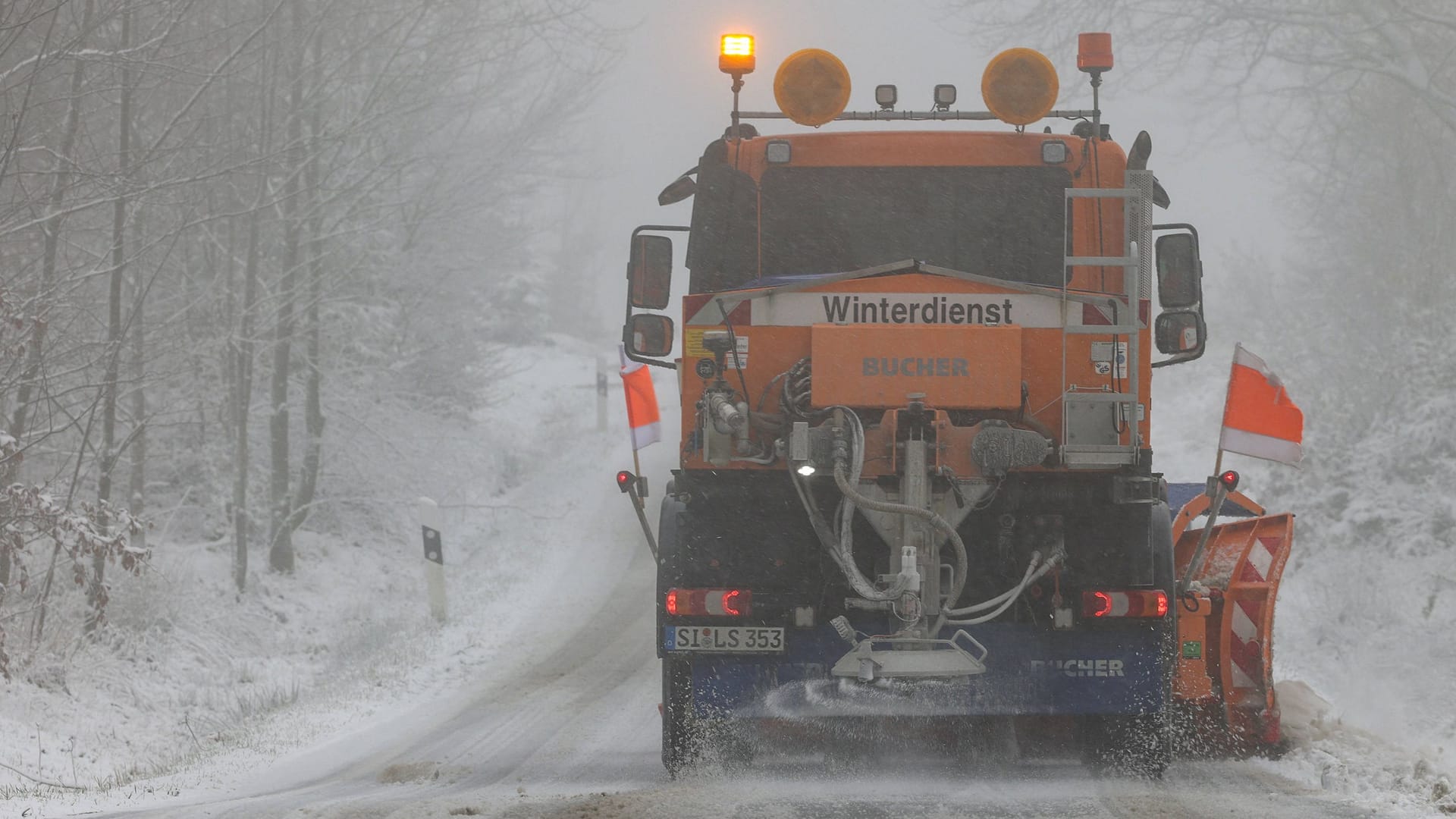 Ein Fahrzeug des Winterdienstes befreit die Straße von Schnee und Eis (Archivbild): In Köln und der Region wird es zum Wochenende noch einmal richtig kalt.