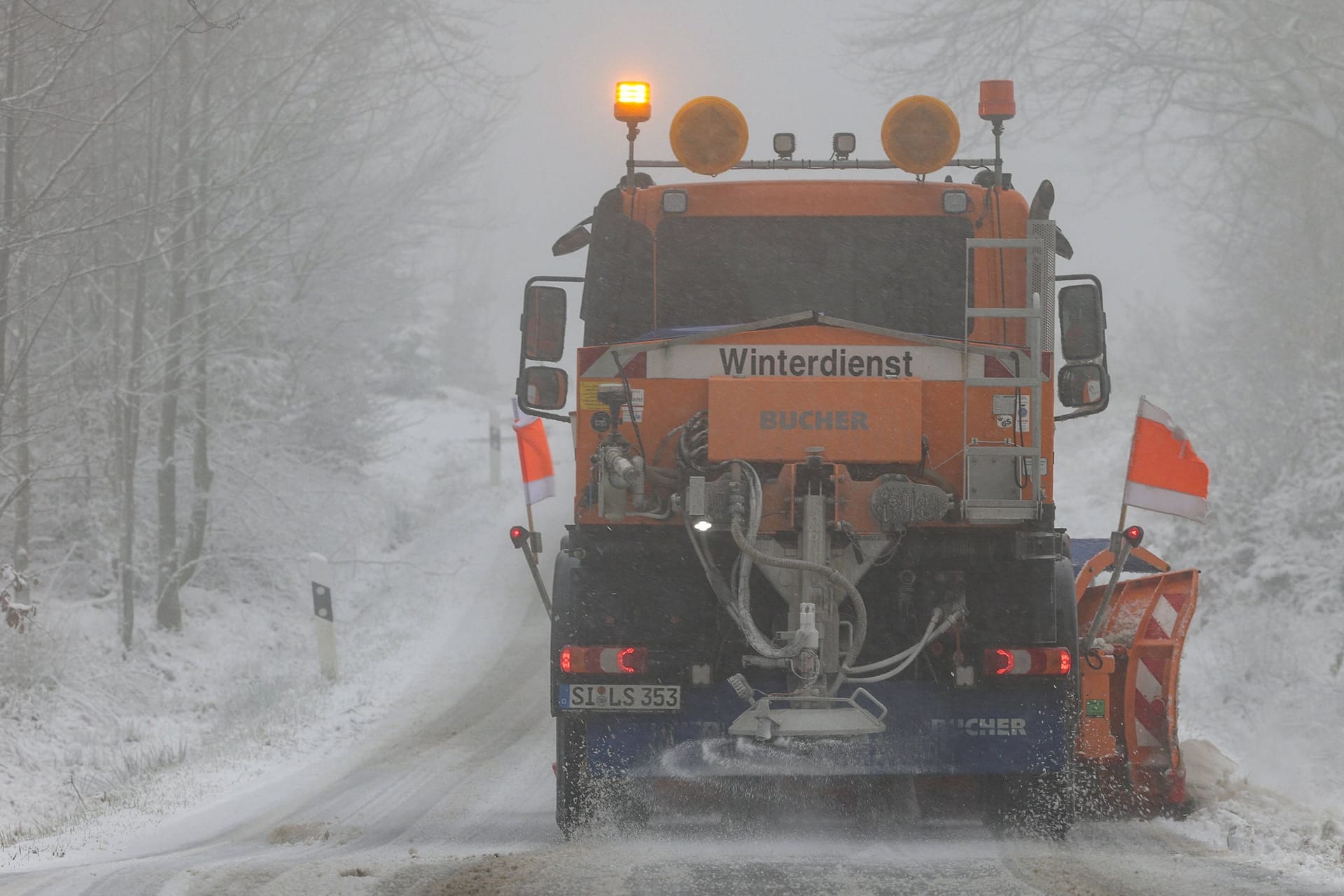 Ein Fahrzeug des Winterdienstes befreit die Straße von Schnee und Eis (Archivbild): In Köln und der Region wird es zum Wochenende noch einmal richtig kalt.