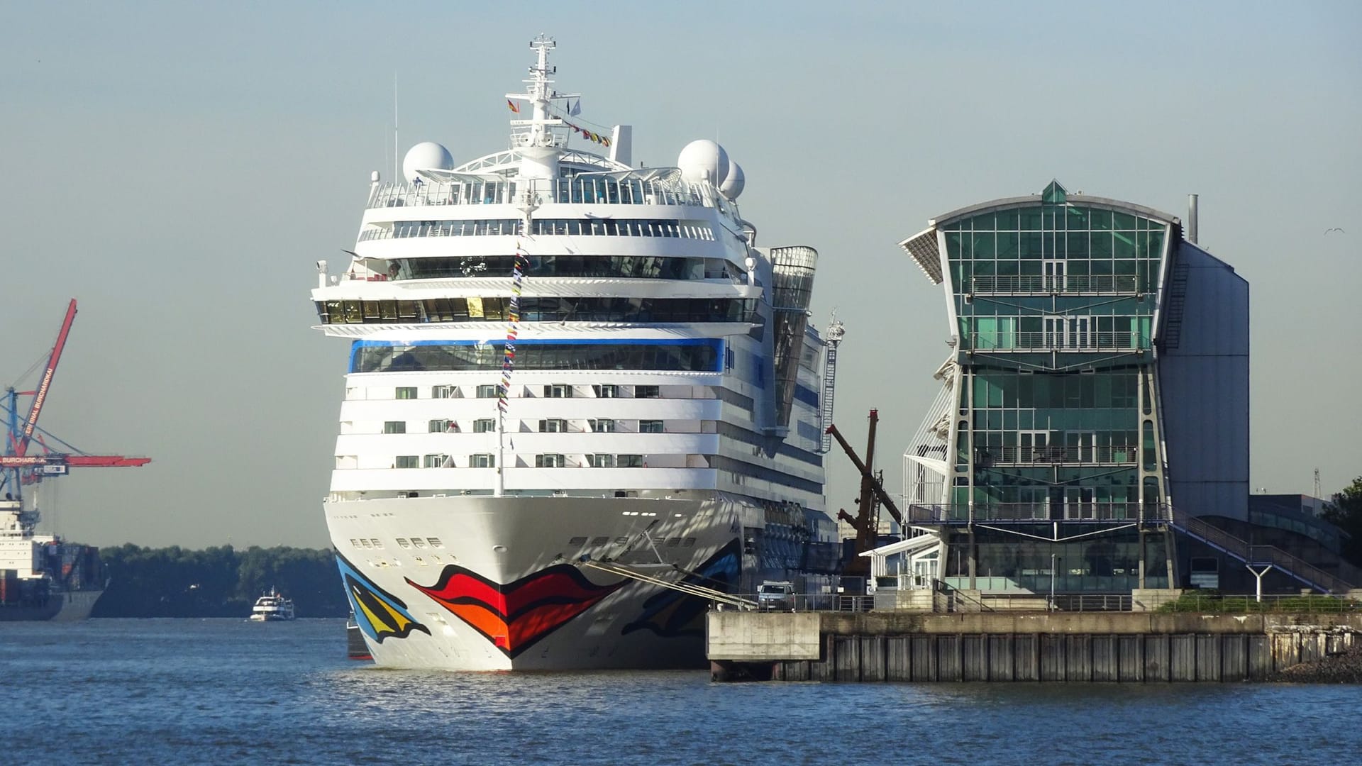 Regelmäßiger Gast im Hamburger Hafen: die "AidaSol" am Kreuzfahrt-Terminal Altona.