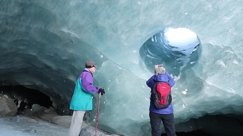 EISHOEHLEN-SCHWEIZ/