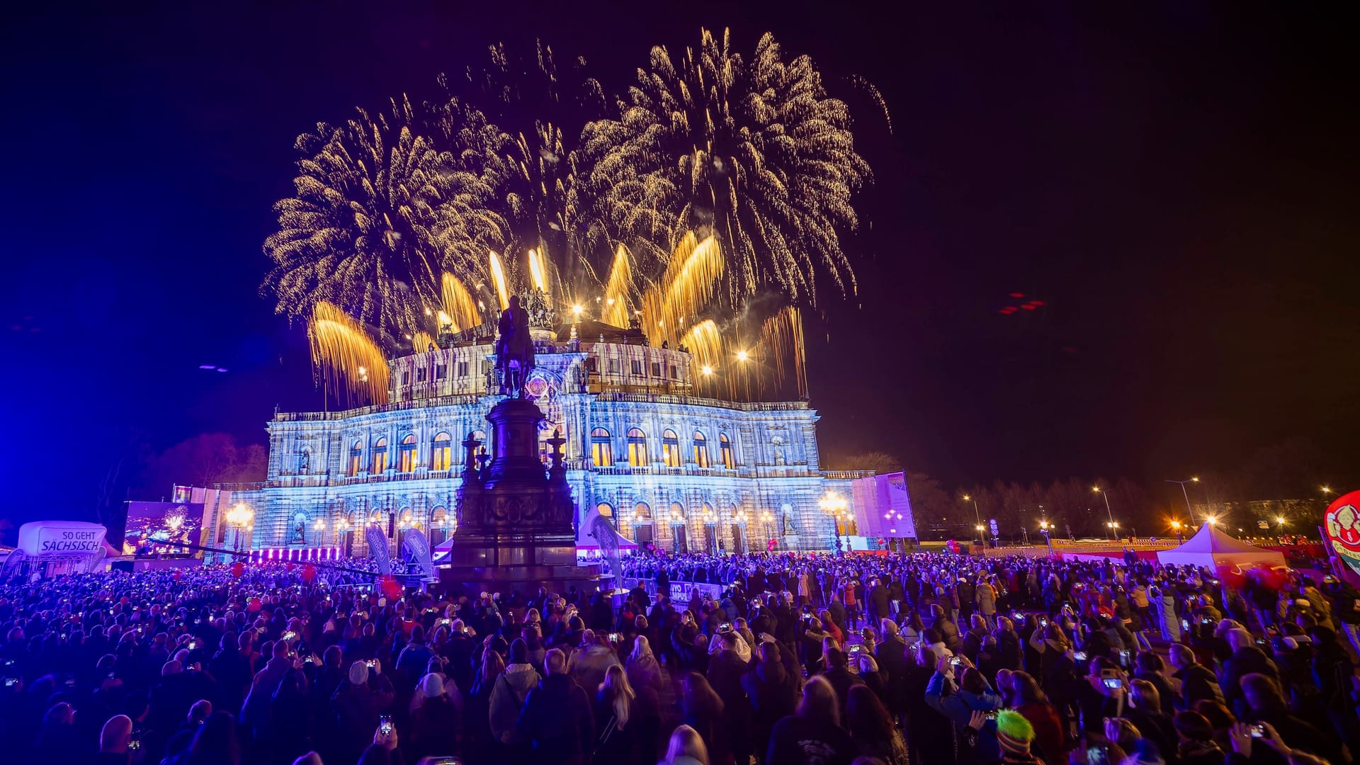 Feuerwerk während des Semperopernballs 2024.