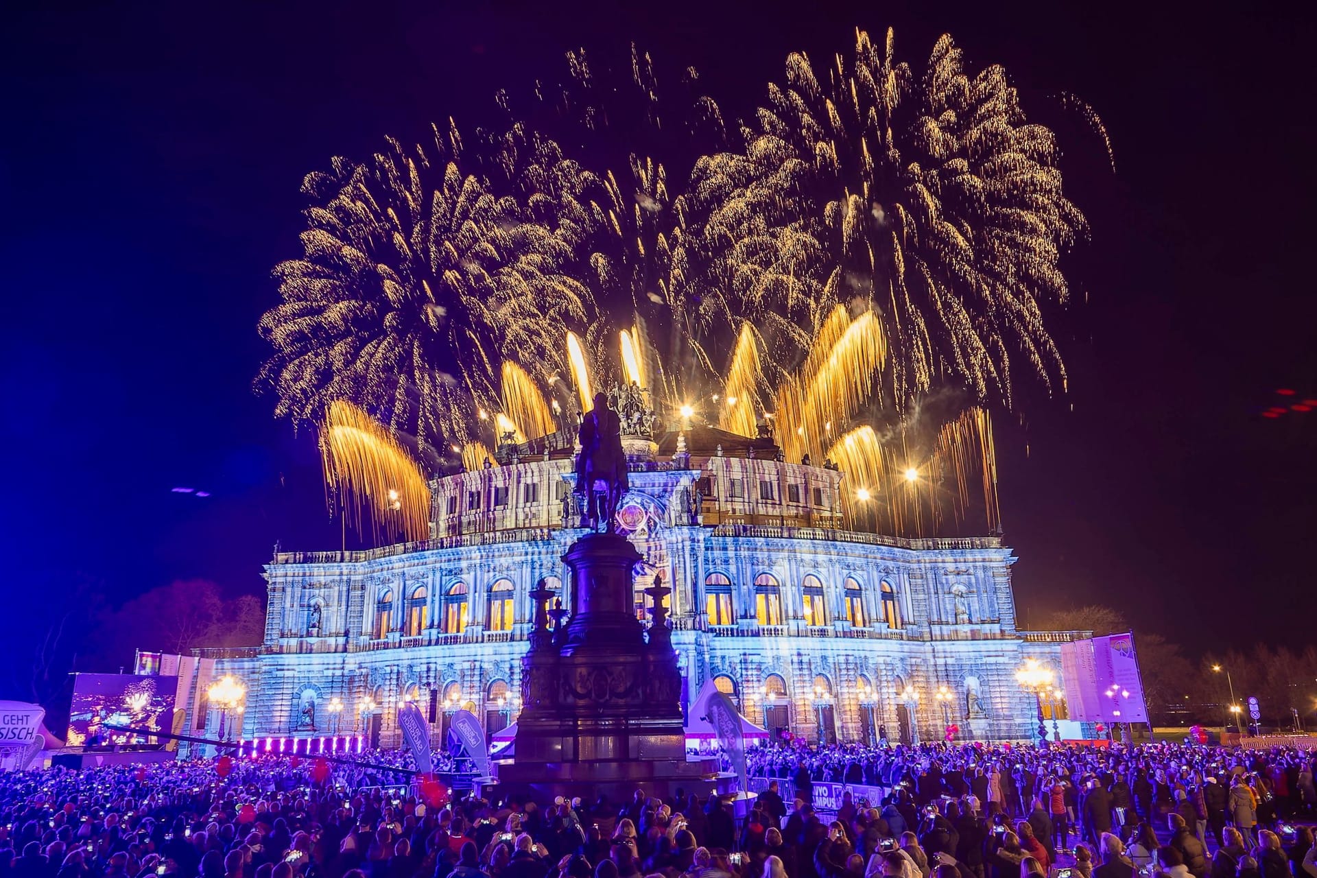 Feuerwerk während des Semperopernballs 2024.