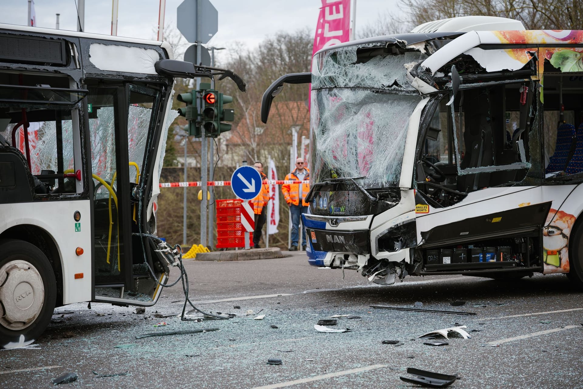 Zwei Linienbusse zusammengestoßen