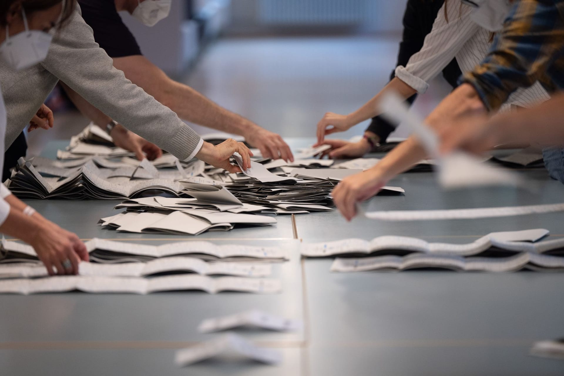 Wahlhelfende sorgen für die ordnungsgemäße Durchführung der Wahl.