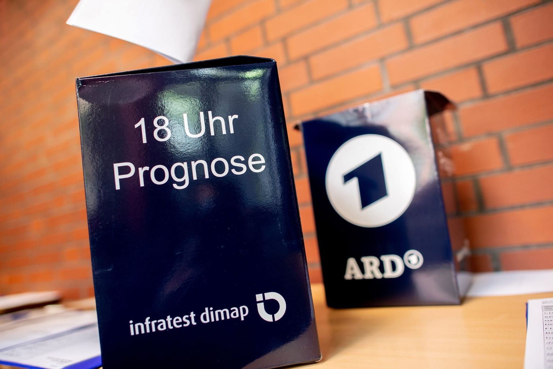 Wahlurnen von Infratest dimap für die Prognose um 18 Uhr