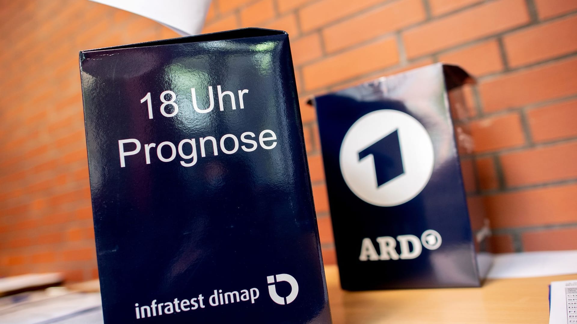 Wahlurnen von Infratest dimap für die Prognose um 18 Uhr