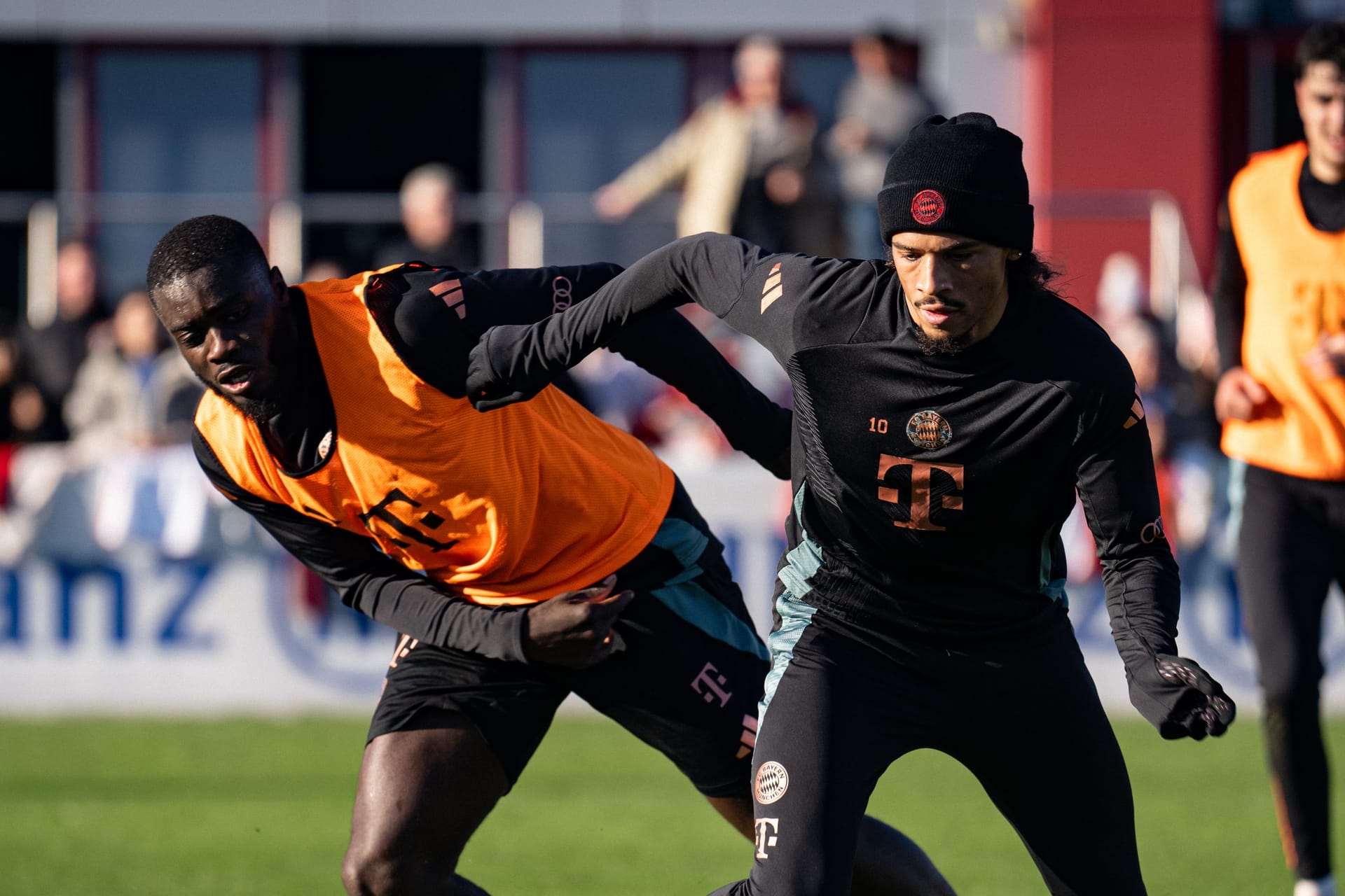 Leroy Sané (rechts) und Dayot Upamecano (links): Sie waren beim FC Bayern nicht immer unumstritten.