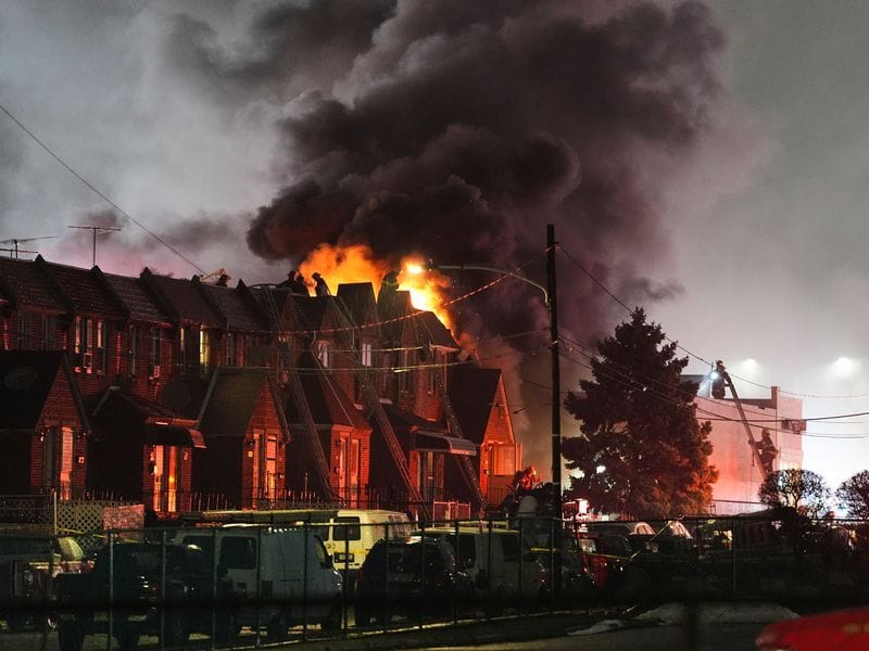 Ersthelfer arbeiten an der Unfallstelle nach dem Absturz eines Kleinflugzeugs in Philadelphia.