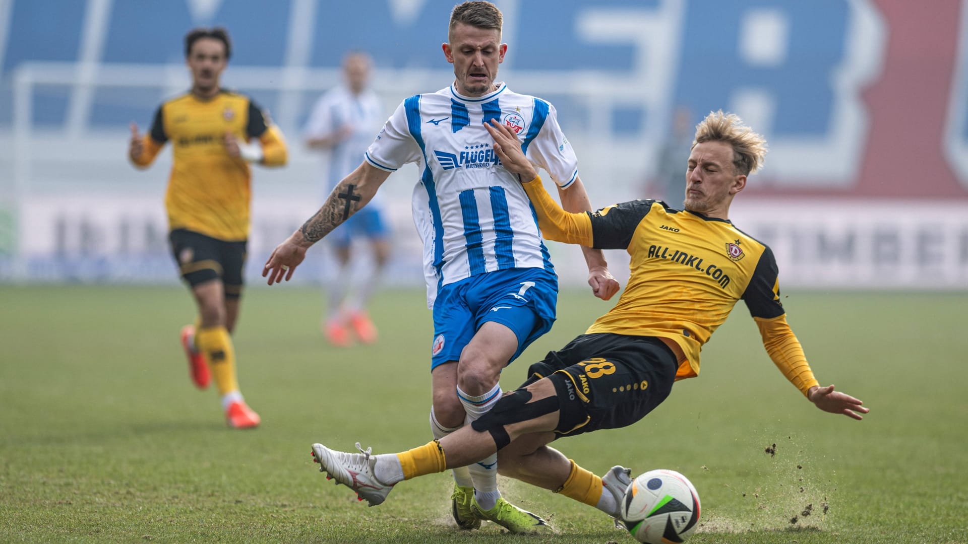 Rostocks Nico Neidhart (l.) im Duell mit dem Dresdner Sascha Risch: Die Partie war von Beginn an hitzig.