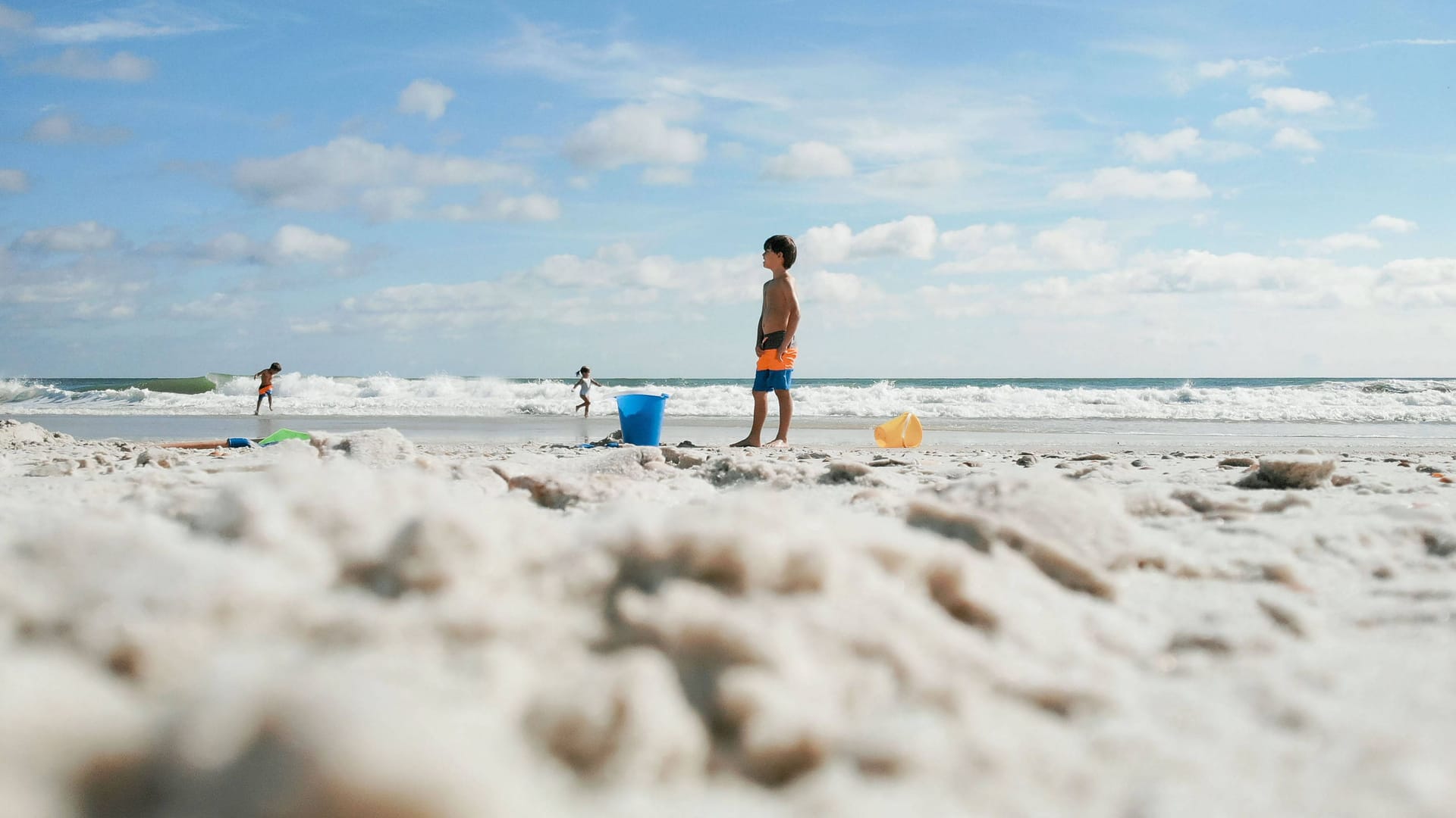 Kinder am Strand (Symbolbild): Im Meeresschaum reichern sich bedenkliche Chemikalien stark an.