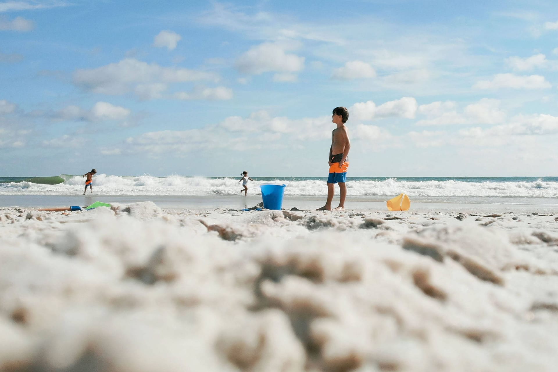 Kinder am Strand (Symbolbild): Im Meeresschaum reichern sich bedenkliche Chemikalien stark an.