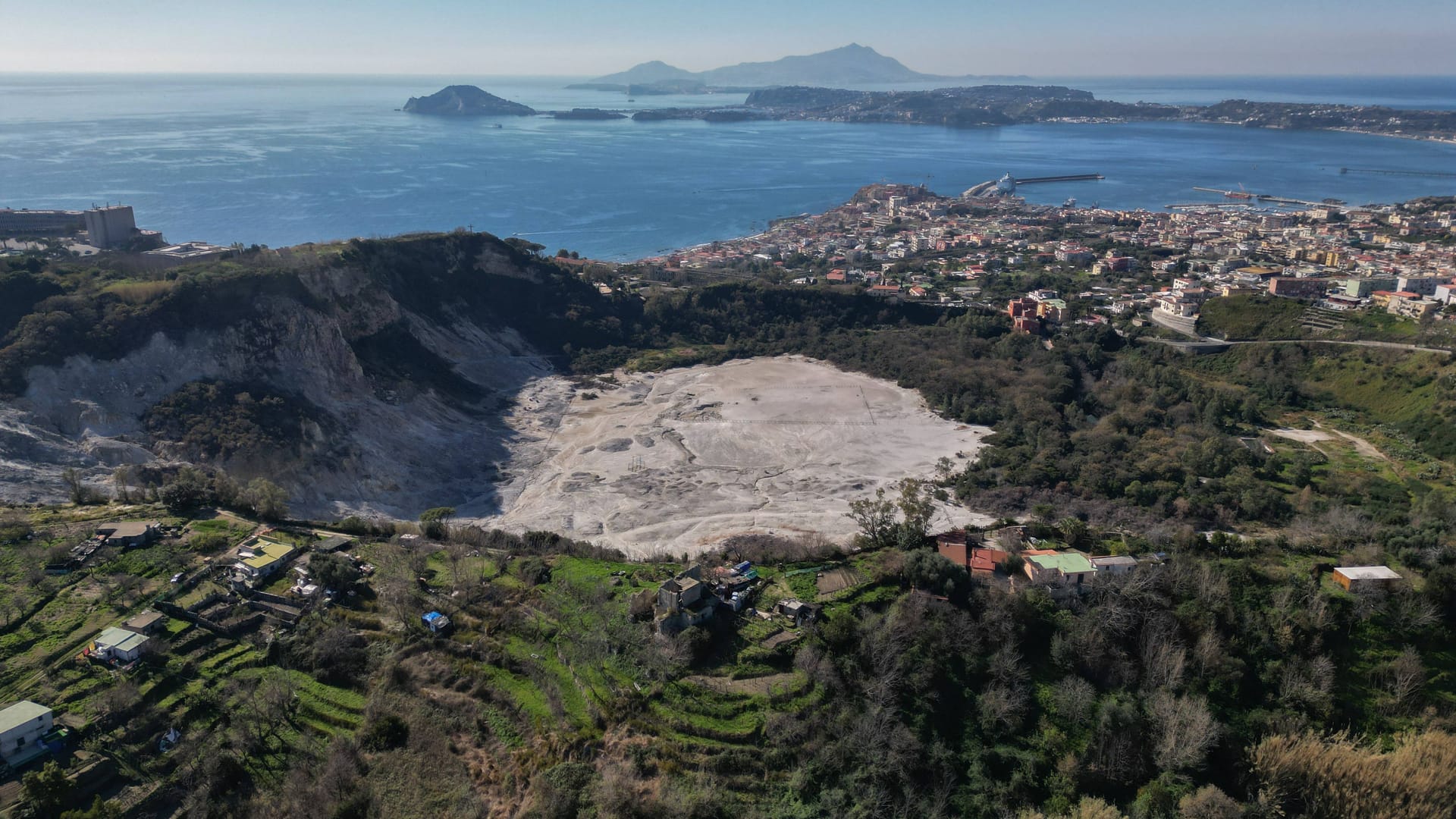 Neapel: Drohnenfotos erfassen die Solfatara von Pozzuoli während des Erdbebenschwarms, der in den frühen Morgenstunden des 5. Februar in der Gegend der Phlegräischen Felder begonnen hat.