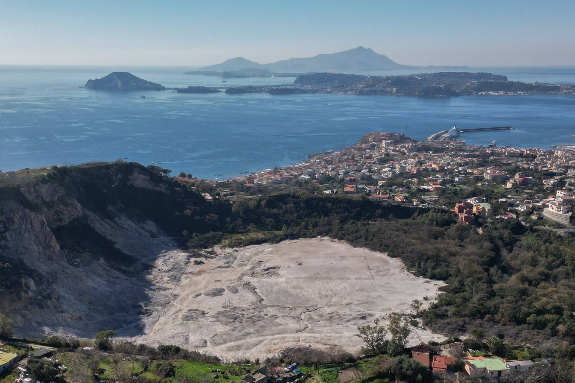 Neapel: Drohnenfotos erfassen die Solfatara von Pozzuoli während des Erdbebenschwarms, der in den frühen Morgenstunden des 5. Februar in der Gegend der Phlegräischen Felder begonnen hat.