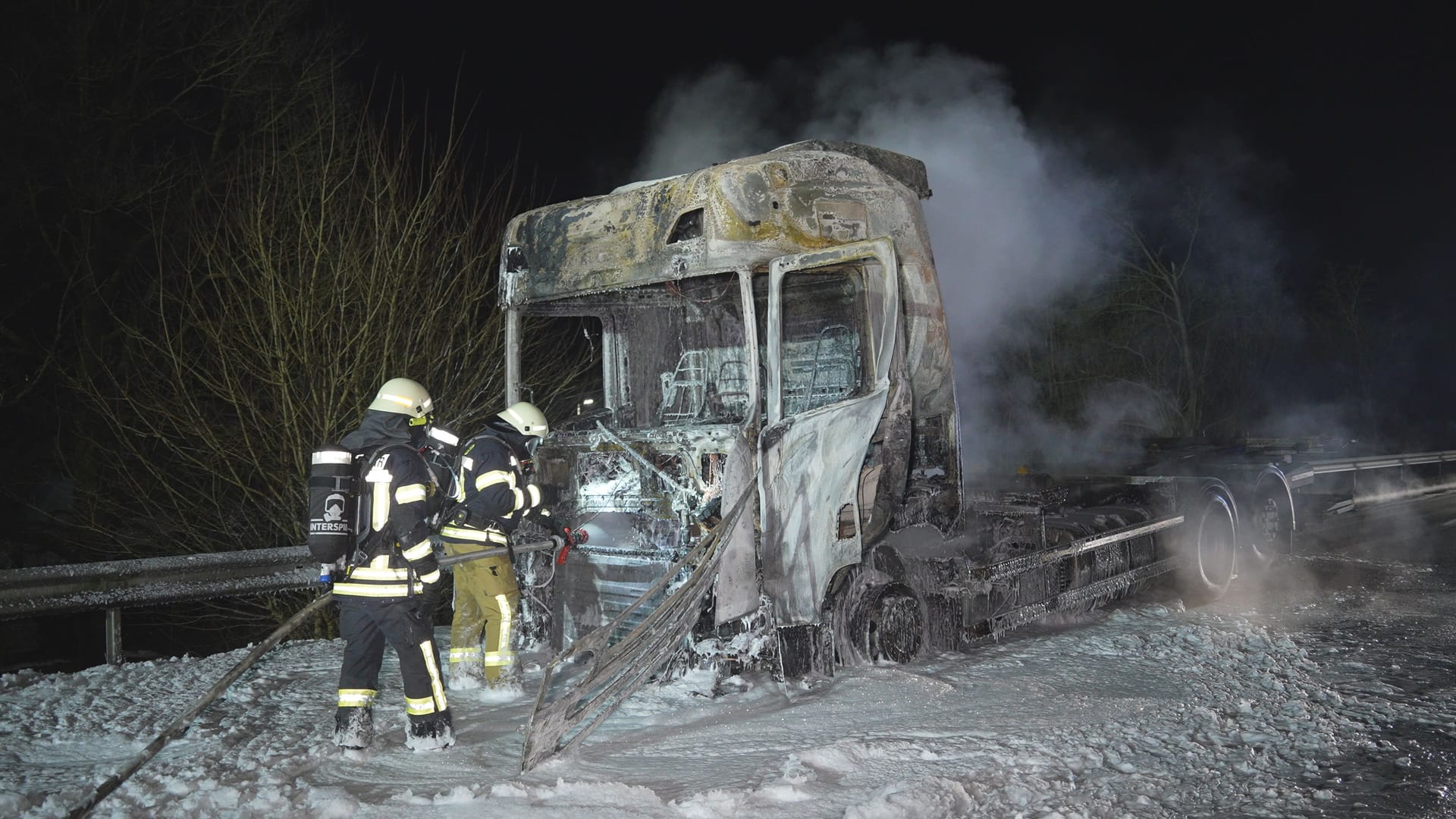 Der Lkw brannte komplett aus.