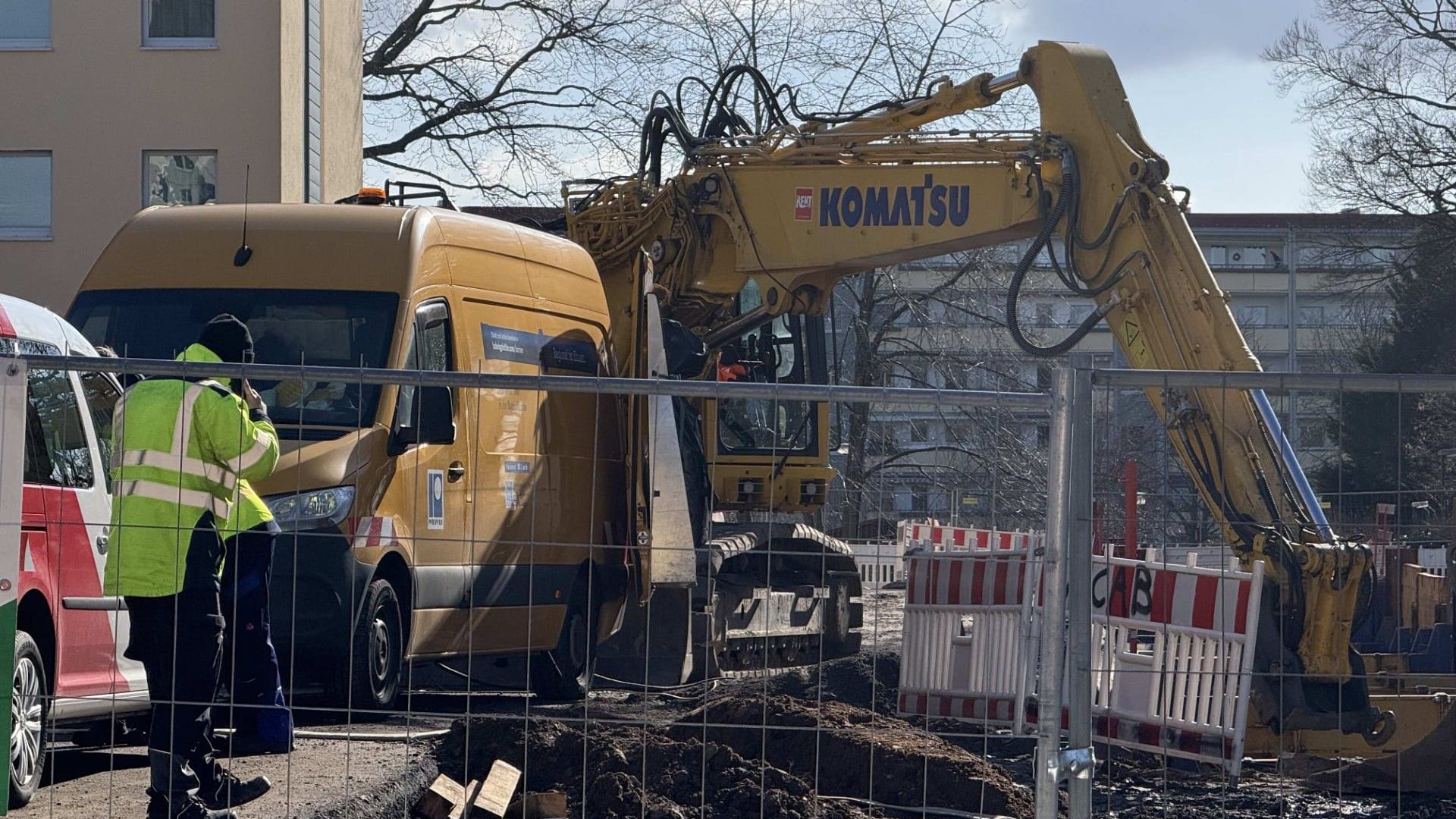 In den Dresdner Stadtteilen Seidnitz, Blasewitz und Leuben ist die Fernwärmeversorgung ausgefallen. Das teilte der Versorger Sachsen-Energie am Donnerstag mit. Etwa 600 Haushalte sind betroffen. Schon am Mittwoch 14.30 Uhr sei bei Bauarbeiten am Rothermundpark/Rosenbergstraße eine Fernwärmearmatur beschädigt worden. Daraufhin musste die Versorgung weiträumig abgestellt werden.