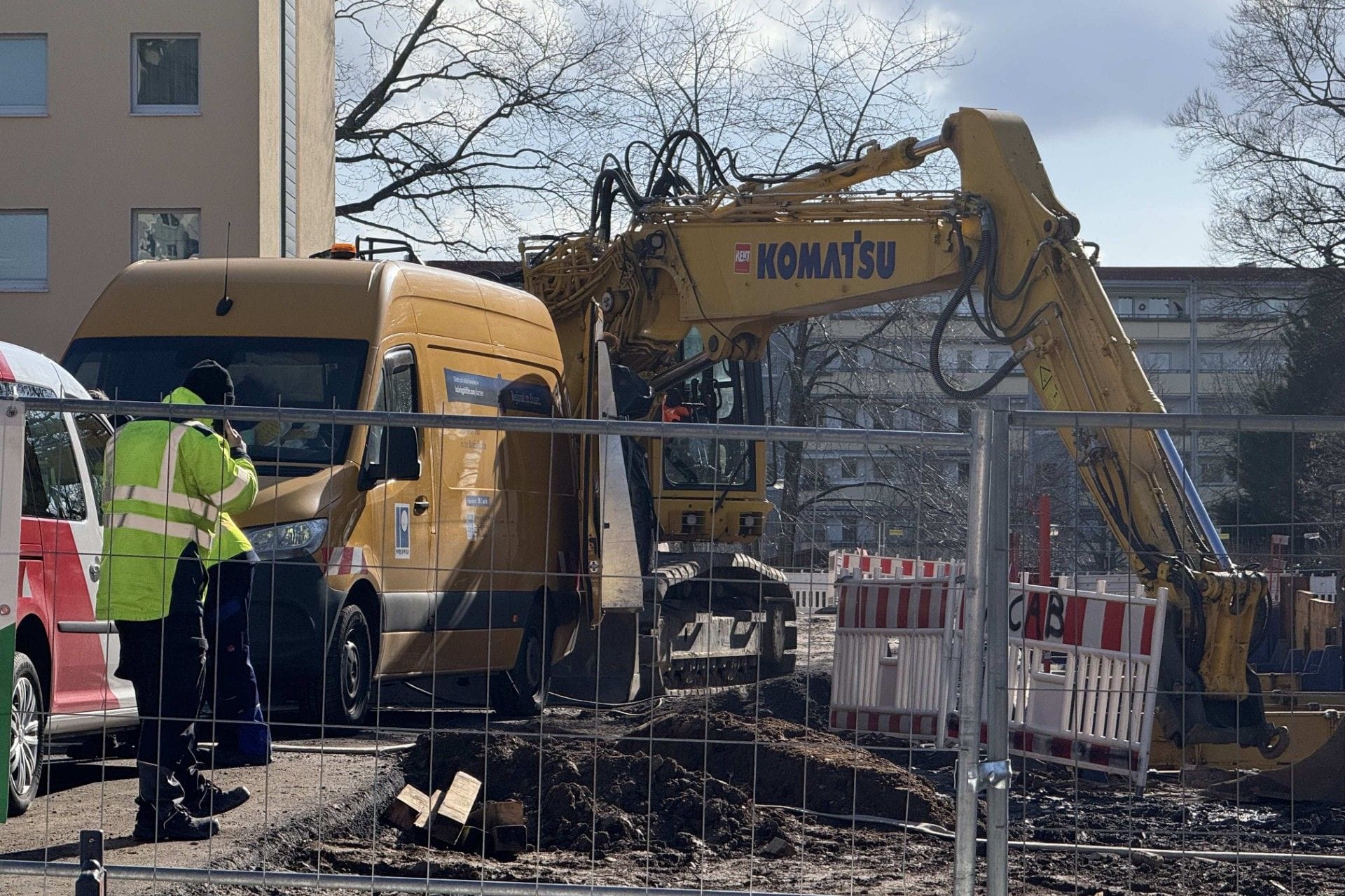 In den Dresdner Stadtteilen Seidnitz, Blasewitz und Leuben ist die Fernwärmeversorgung ausgefallen. Das teilte der Versorger Sachsen-Energie am Donnerstag mit. Etwa 600 Haushalte sind betroffen. Schon am Mittwoch 14.30 Uhr sei bei Bauarbeiten am Rothermundpark/Rosenbergstraße eine Fernwärmearmatur beschädigt worden. Daraufhin musste die Versorgung weiträumig abgestellt werden.