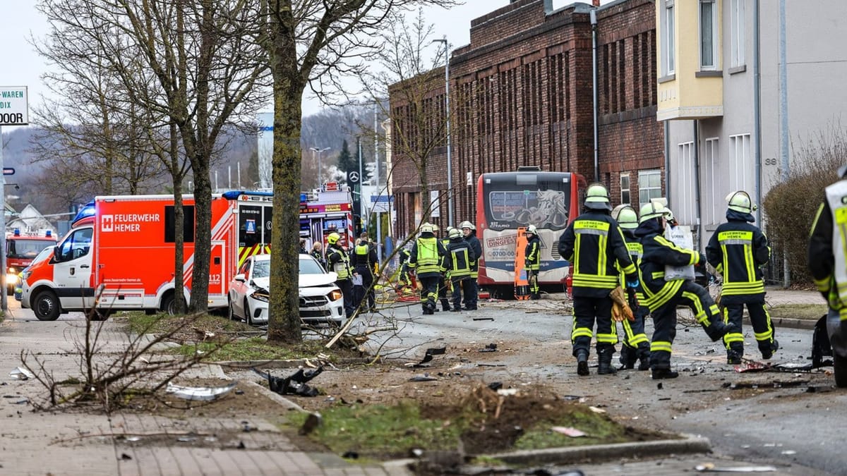 unfall-mit-bus-und-f-nf-pkw-zwei-menschen-in-lebensgefahr