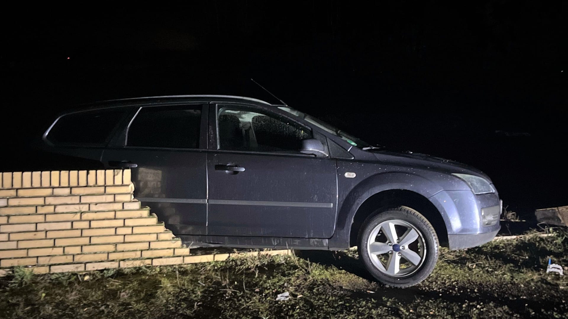 In eine Hauswand gekracht: Eine Alkoholfahrt in Siersdorf ging nach hinten los.